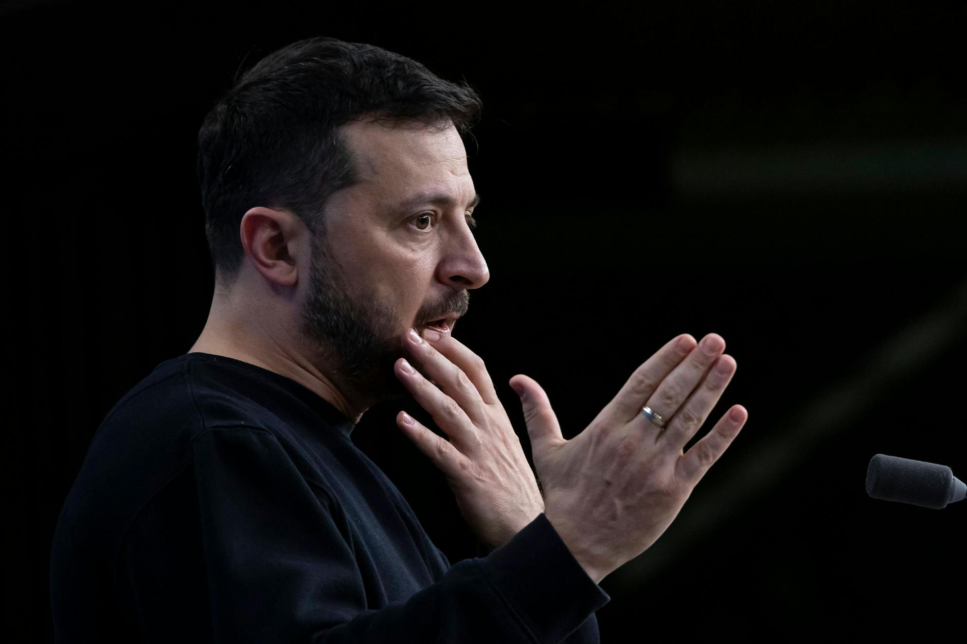 Selenskyi spricht in Brüssel vor Journalisten über seinen Siegesplan.