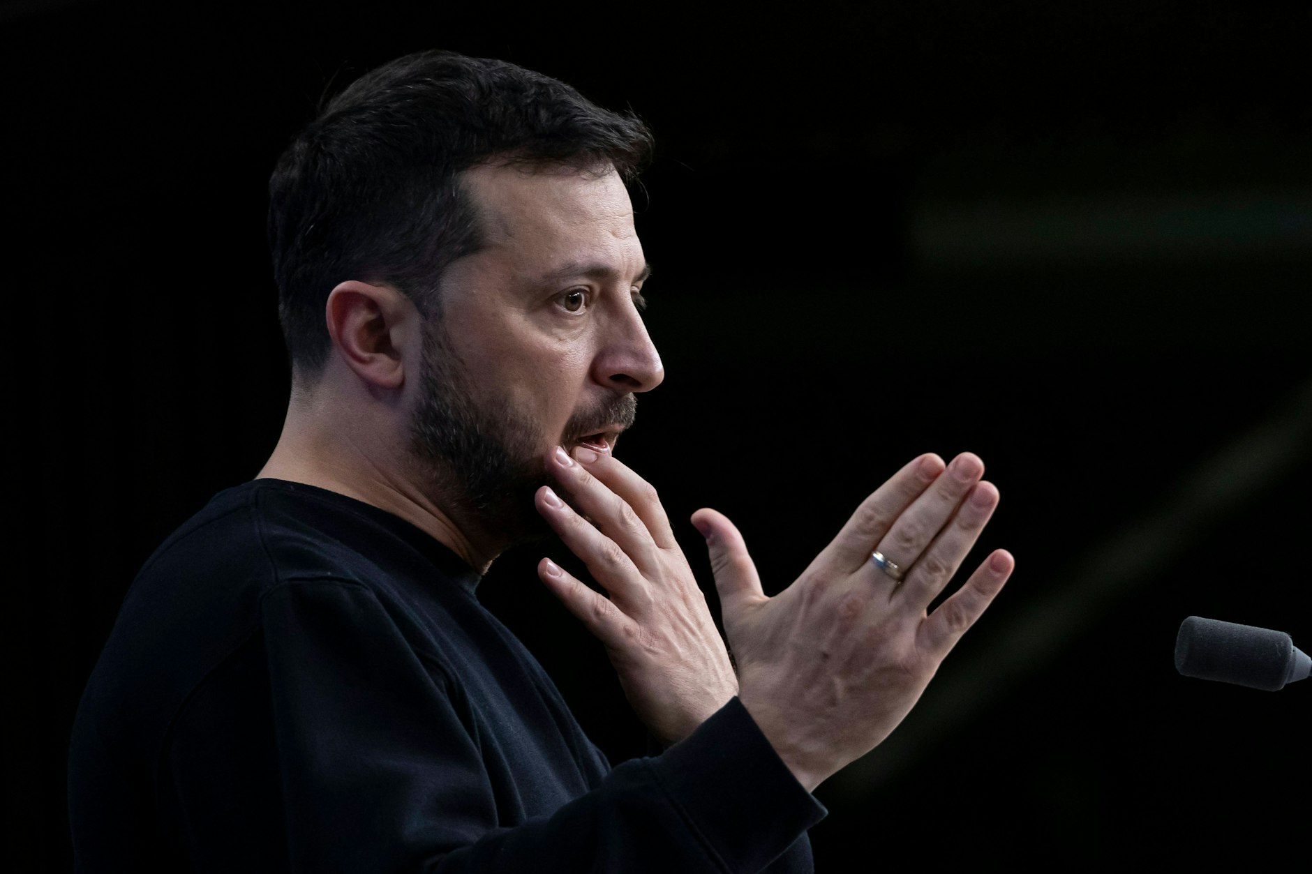 Selenskyi spricht in Brüssel vor Journalisten über seinen Siegesplan.