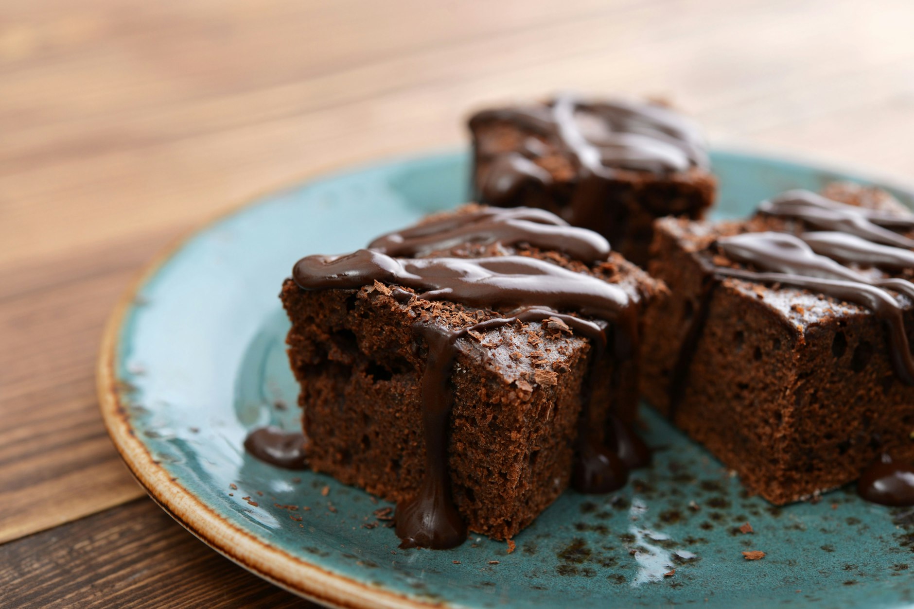 Leckere Schoko-Brownies passen zu jeder Gelegenheit. Mit diesem Rezept sind sie schnell hergestellt.