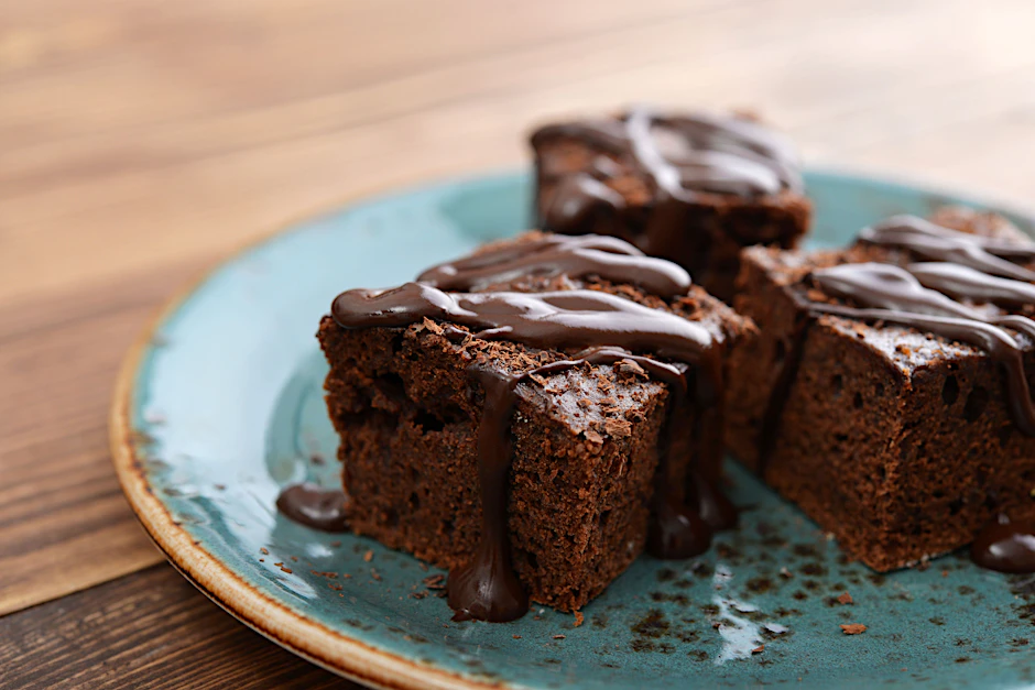 Leckere Schoko-Brownies passen zu jeder Gelegenheit. Mit diesem Rezept sind sie schnell hergestellt.