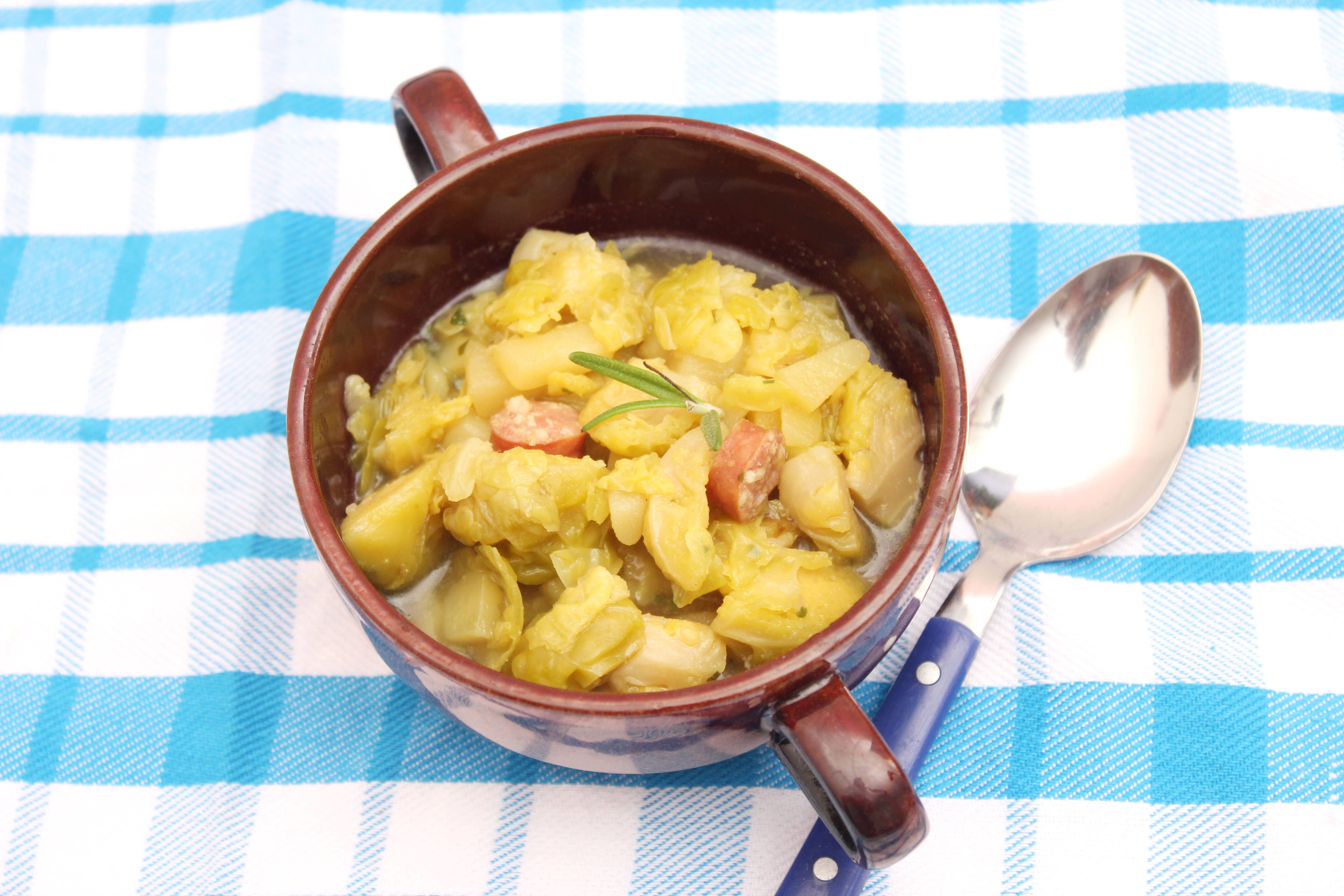 Image - Wohlfühl-Rezept: Herzhafte Spitzkohl-Pfanne mit Nudeln und Würstchen