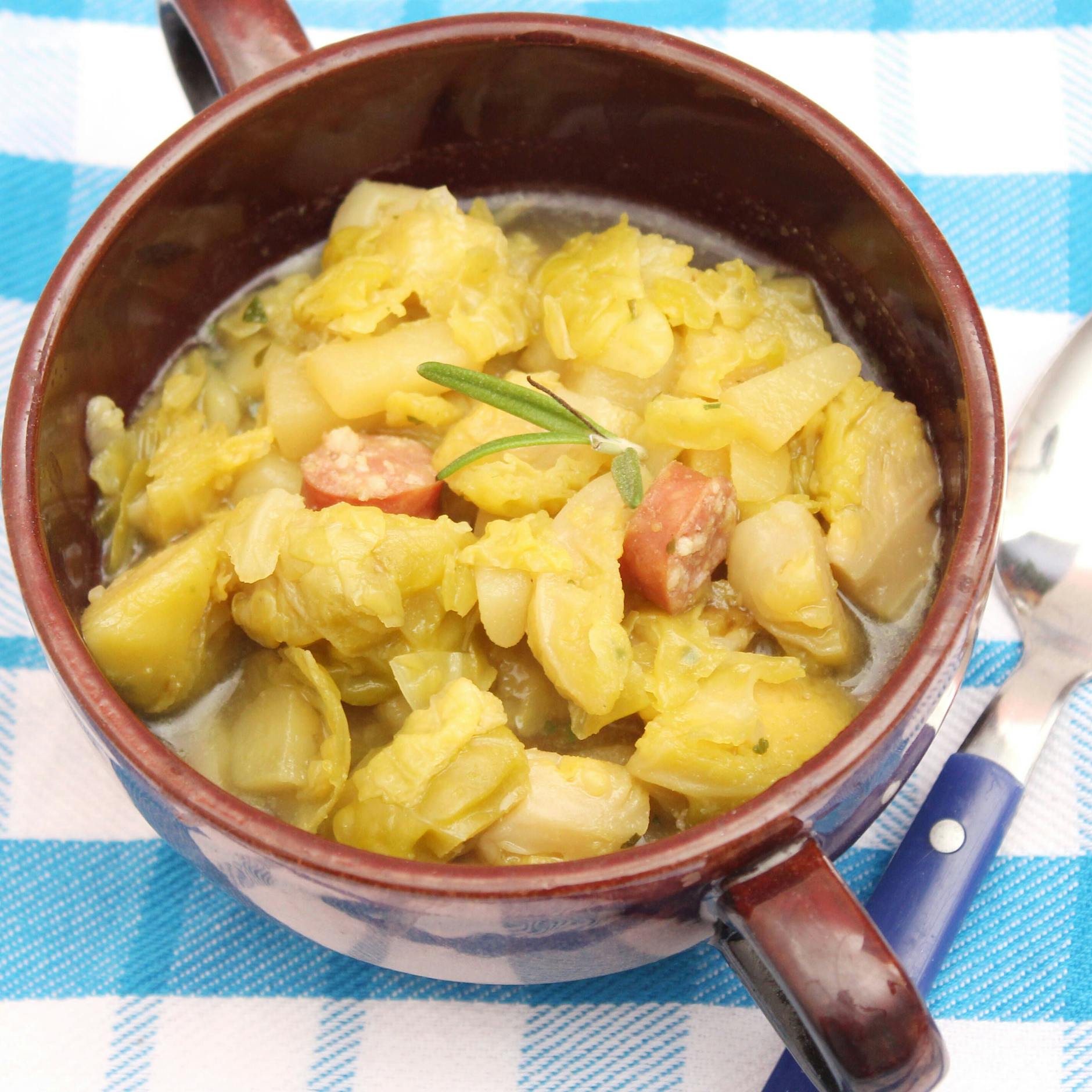 Wohlfühl-Rezept: Herzhafte Spitzkohl-Pfanne mit Nudeln und Würstchen