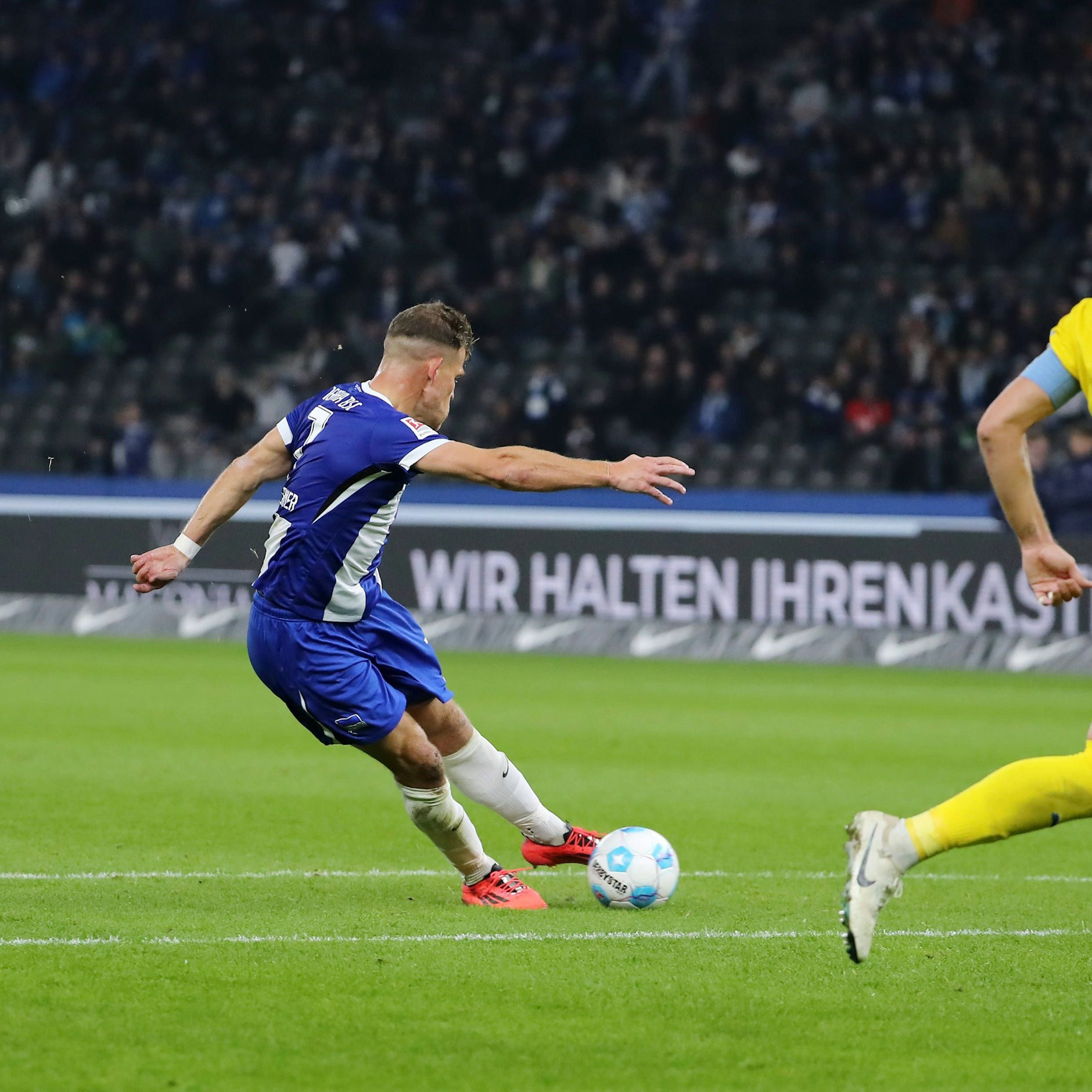 Einfach mal aus 16 Metern schießen. Niederlechner traf so beim 3:1 gegen Braunschweig.