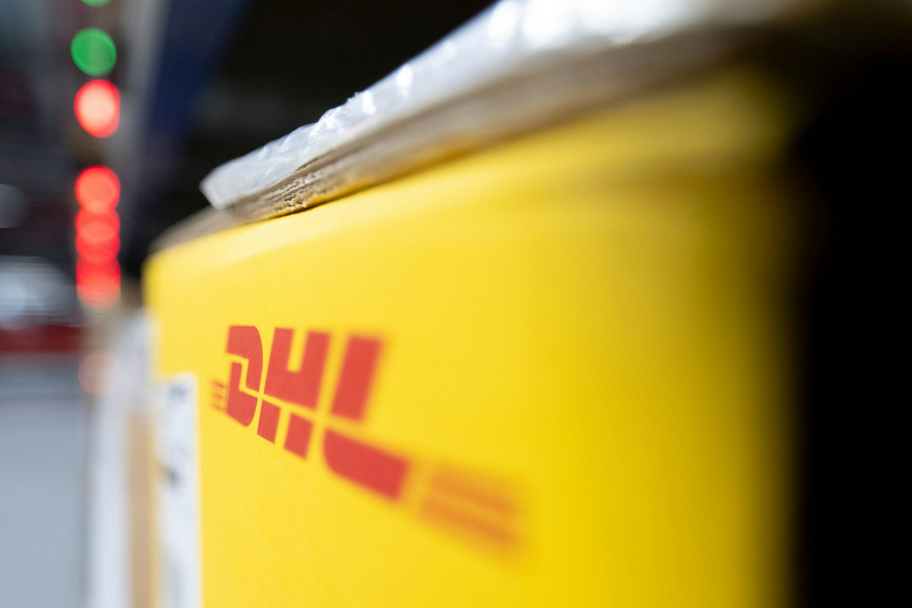 Päckchen für mich, DHL ist unterwegs mit meinem Wollrock.
