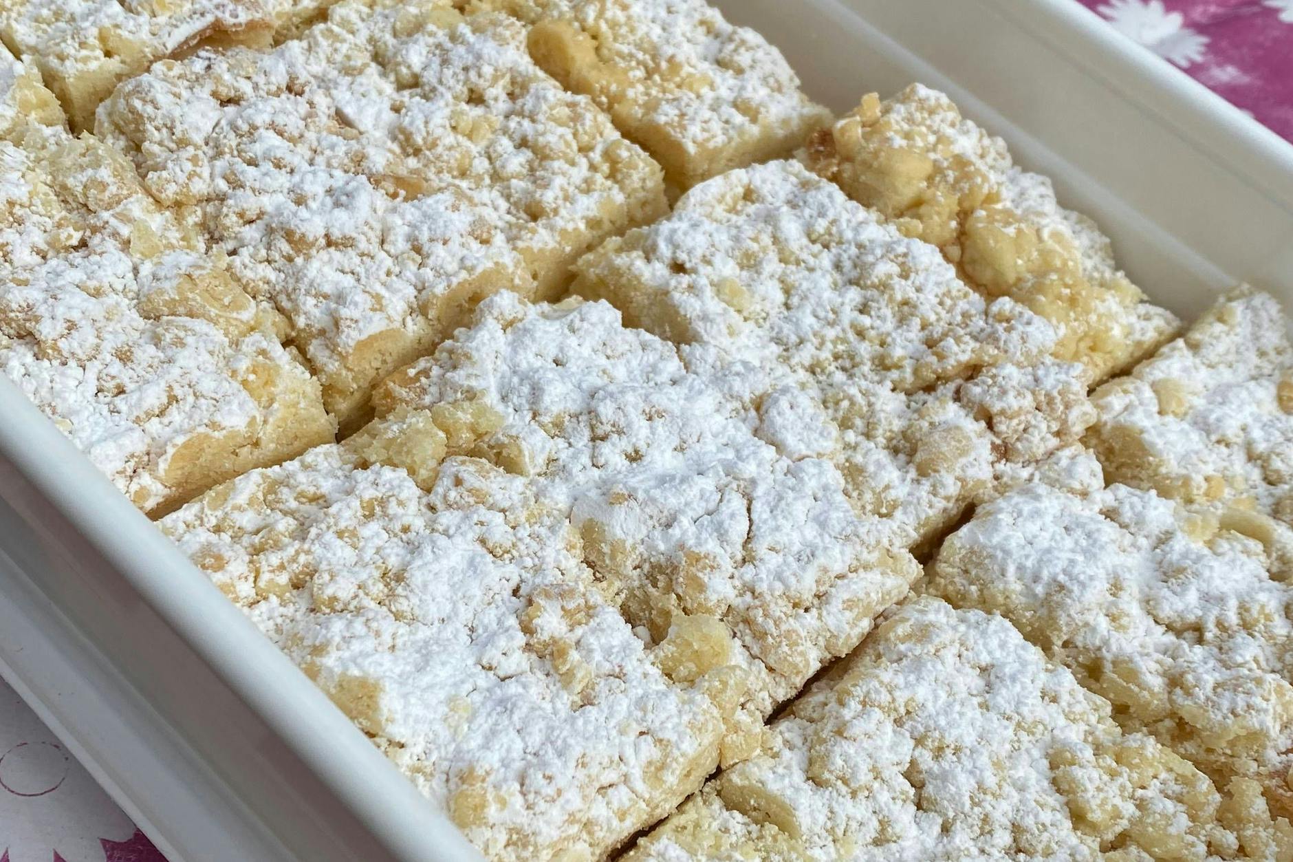 Dieser leckere Streuselkuchen ist besonders saftig - ein Trick sorgt dafür, dass er herrlich feucht ist. Wie es geht, erfahren Sie im Rezept.