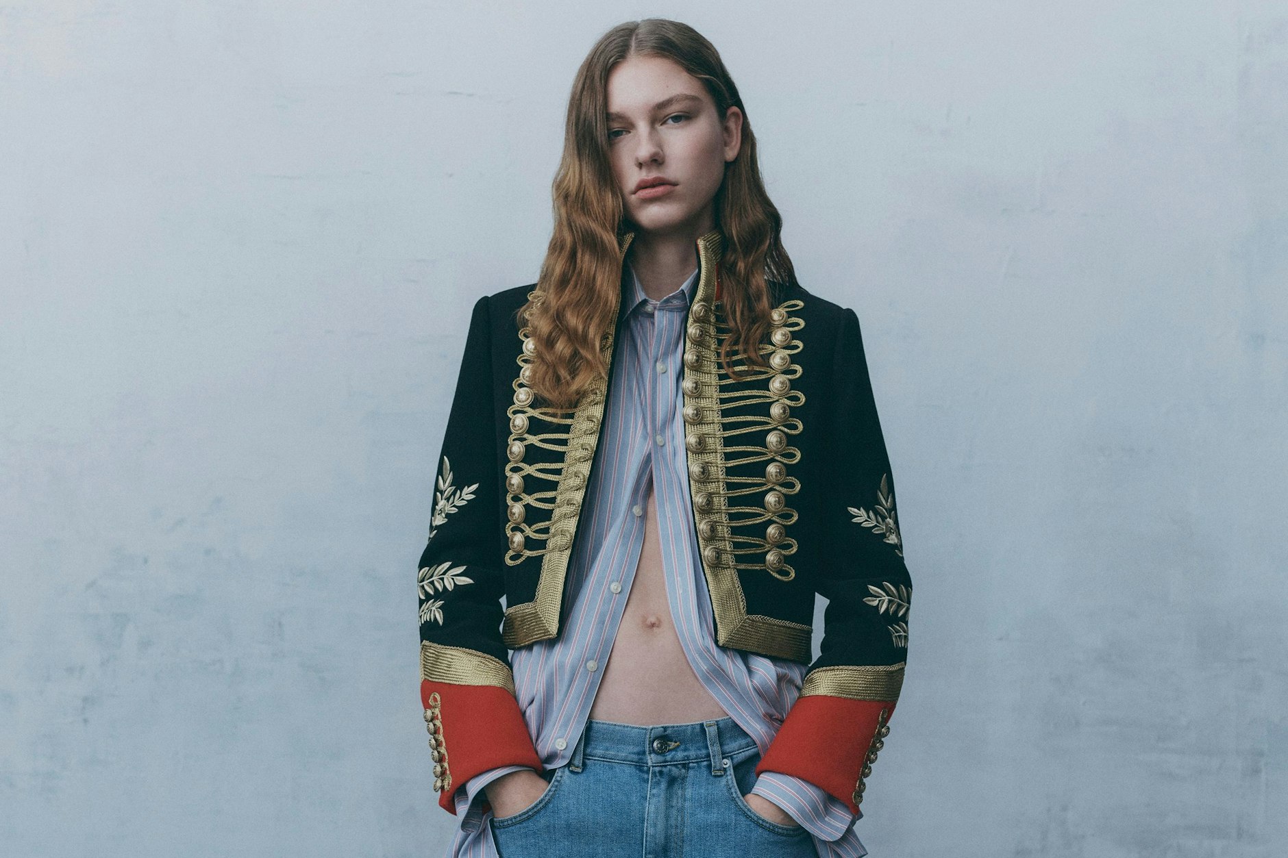 Bei H&M gibt es bald die ikonischen Teile der Designer-Kooperationen zu kaufen. Hier ein Jackett von Balmain.