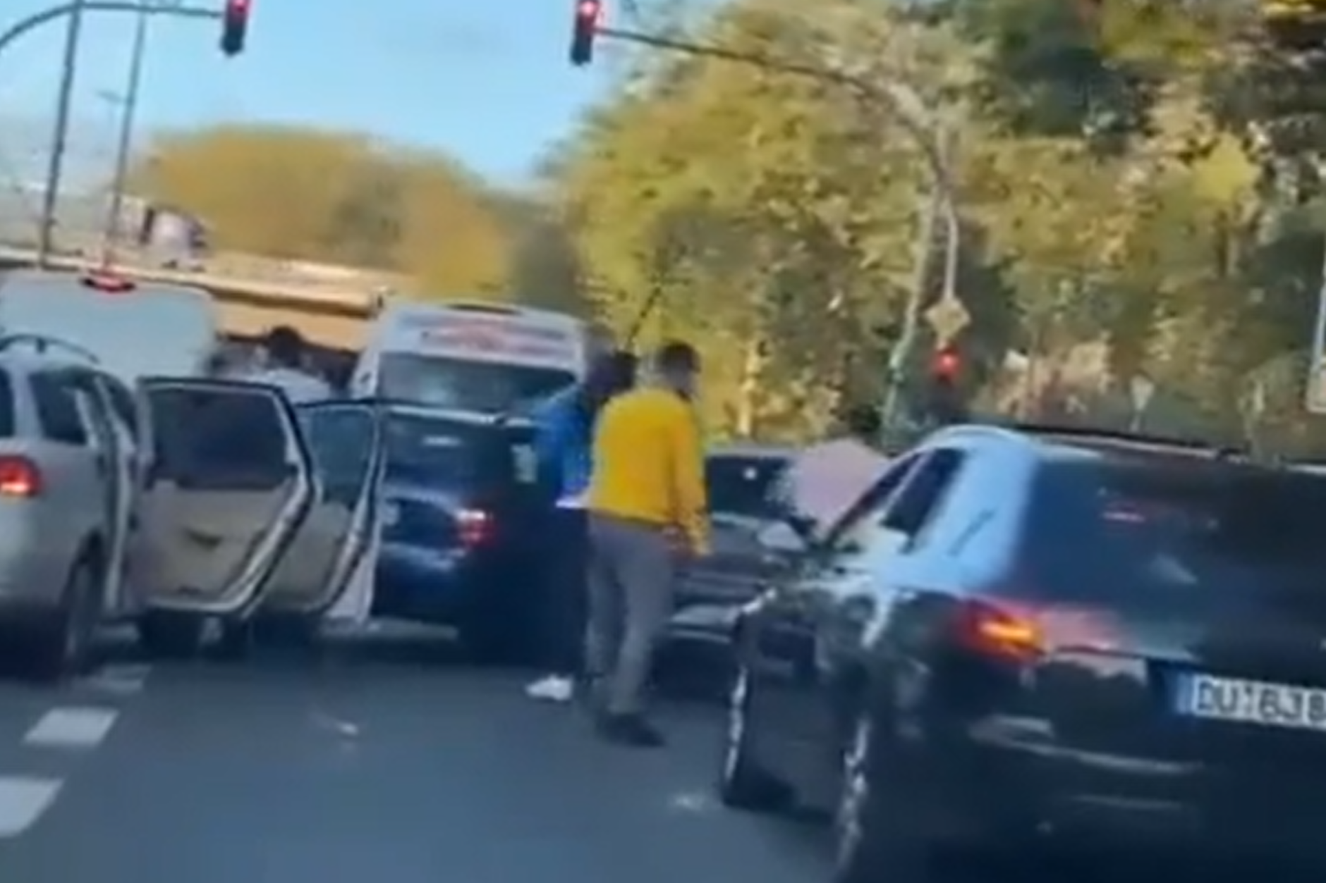 Mehrere Männer umringen den VW Polo, schlagen mit Stangen auf das Auto ein. Was steckt hinter dem Gewalt-Exzess?