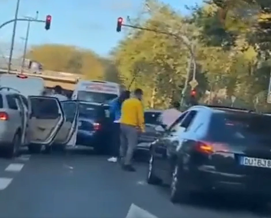 Mehrere Männer umringen den VW Polo, schlagen mit Stangen auf das Auto ein. Was steckt hinter dem Gewalt-Exzess?