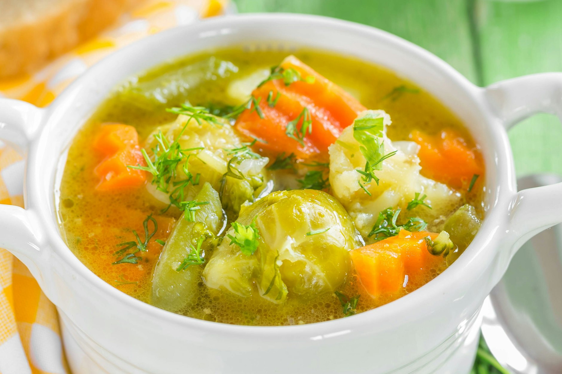 Rosenkohl-Eintopf gibt es in verschiedenen Varianten - unser Rezept setzt unter anderem auf Möhren und Kartoffeln.