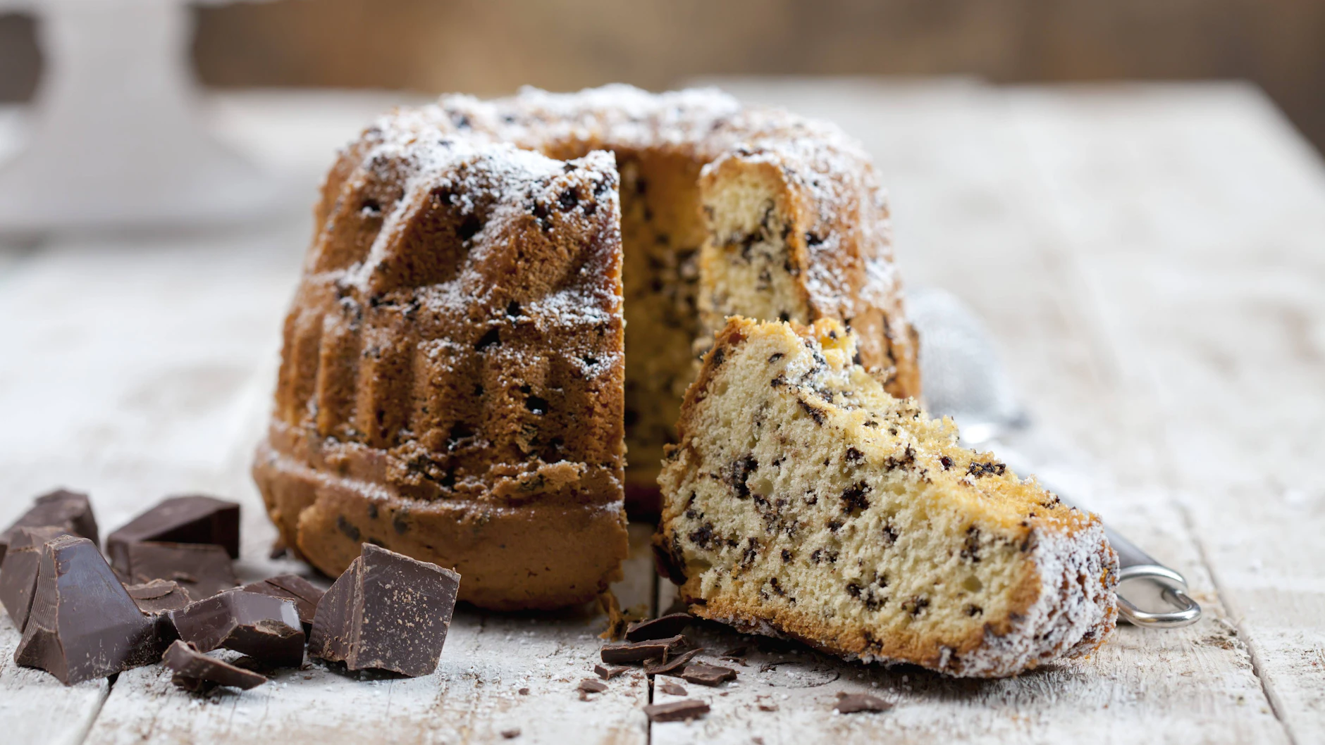 Mit Schokostückchen wird aus dem Hermann-Teig und ein paar anderen Zutaten ein richtig leckerer Rührkuchen. Probieren Sie das Rezept doch mal aus!