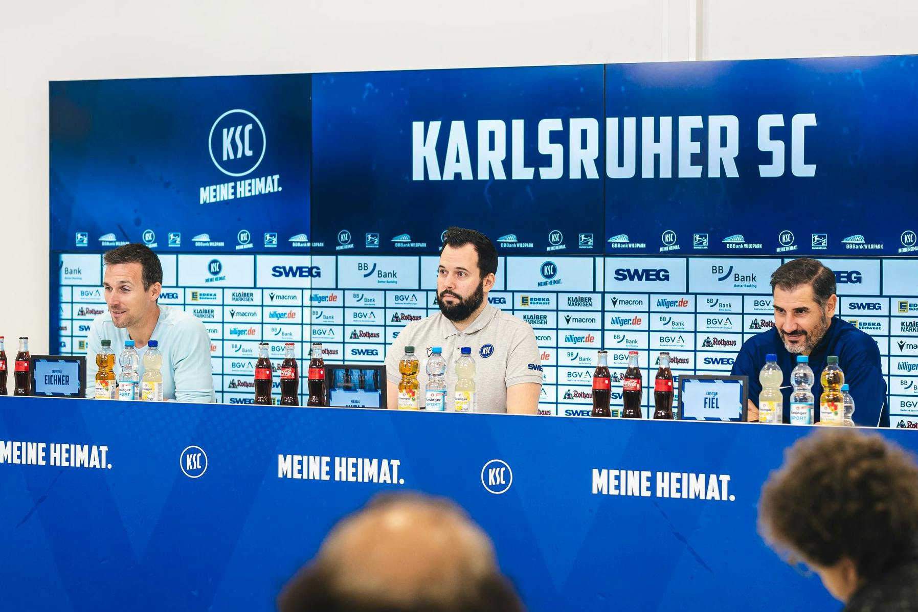 Hertha-Trainer Cristian Fiel (r.) war nach dem Spiel gut gelaunt und scherzte mit seinem KSC-Kollegen Christian Eichner (l.).