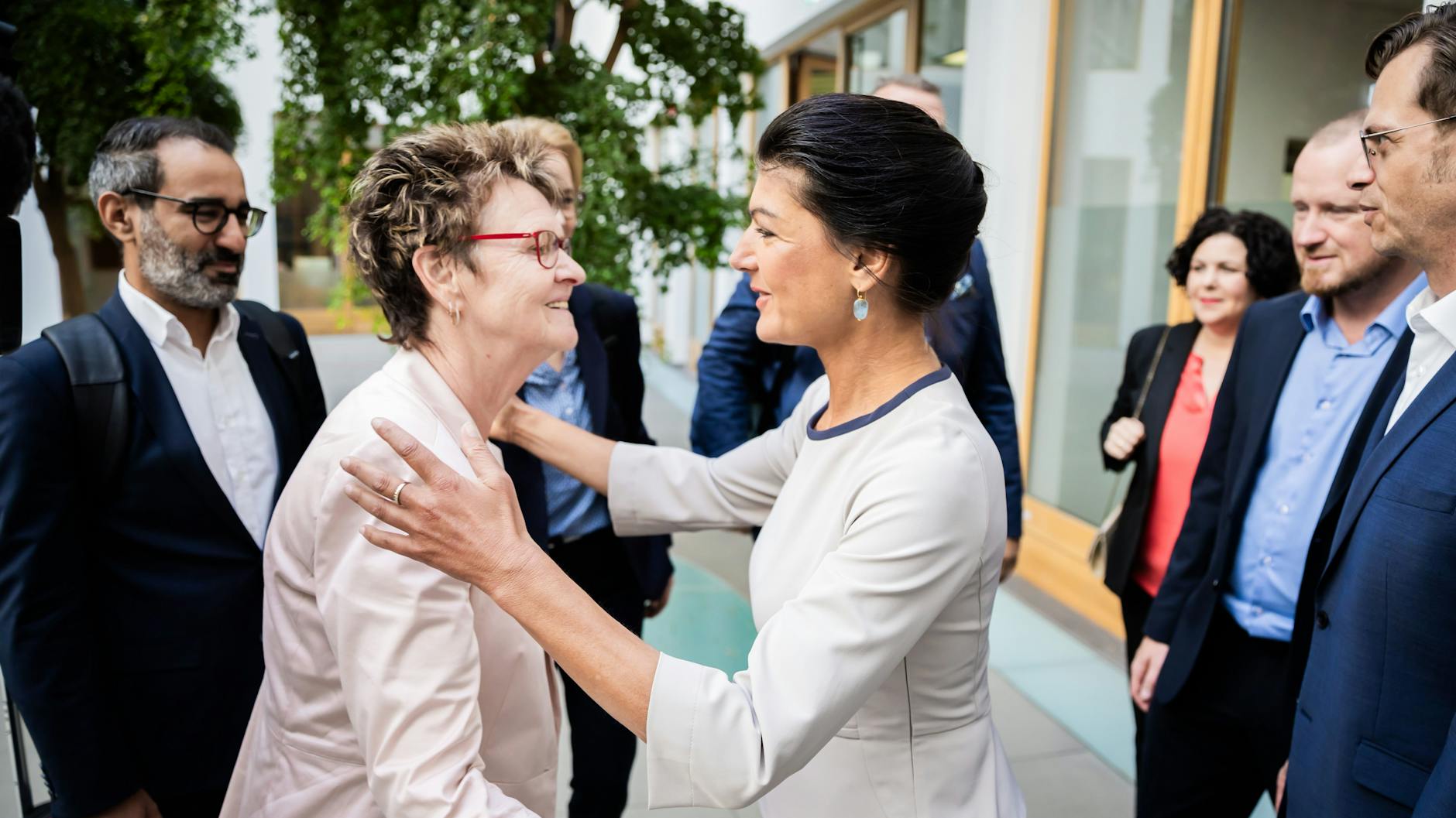 Sahra Wagenknecht (r), Parteivorsitzende des Bündnis Sahra Wagenknecht (BSW), und Sabine Zimmermann (l.), BSW-Spitzenkandidatin in Sachsen. Die Partei steht in Sachsen wegen des Schulterschlusses mit der AfD am Pranger.