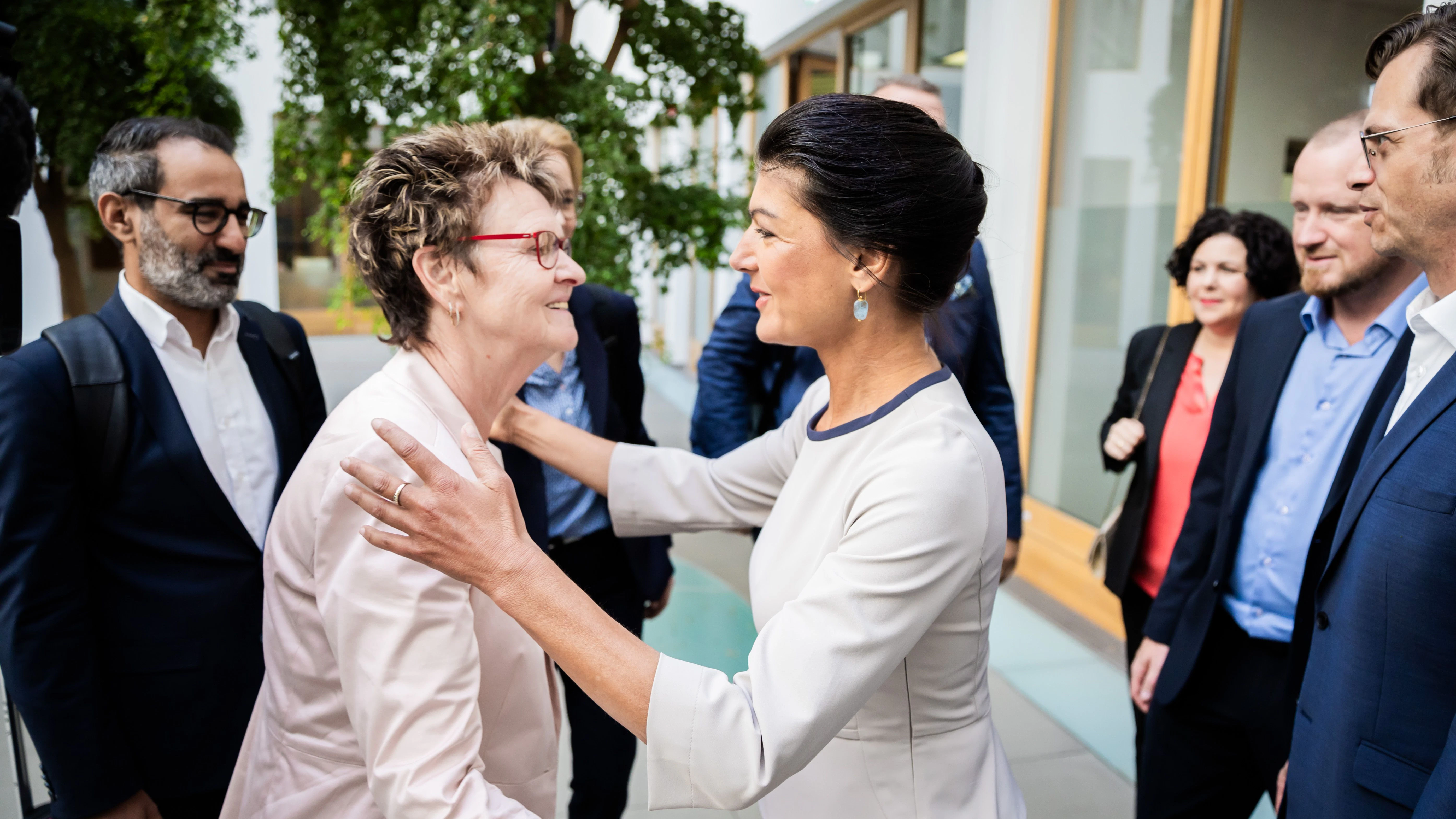 Sahra Wagenknecht (r), Parteivorsitzende des Bündnis Sahra Wagenknecht (BSW), und Sabine Zimmermann (l.), BSW-Spitzenkandidatin in Sachsen. Die Partei steht in Sachsen wegen des Schulterschlusses mit der AfD am Pranger.