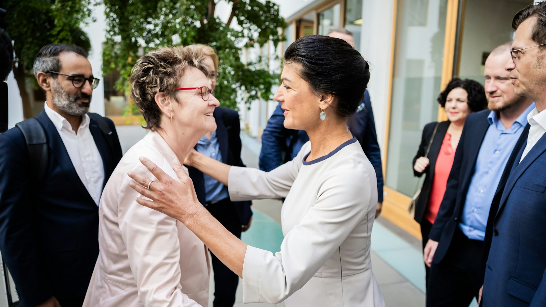 Sahra Wagenknecht (r), Parteivorsitzende des Bündnis Sahra Wagenknecht (BSW), und Sabine Zimmermann (l.), BSW-Spitzenkandidatin in Sachsen. Die Partei steht in Sachsen wegen des Schulterschlusses mit der AfD am Pranger.