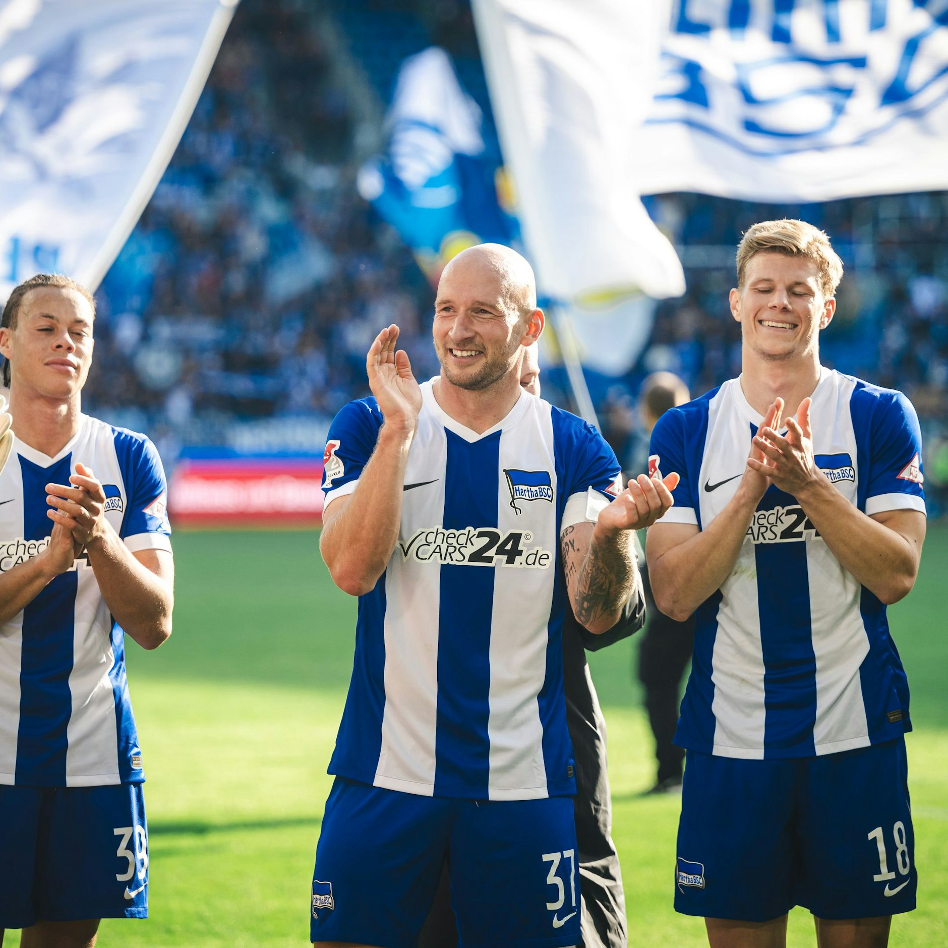 Kapitän Toni Leistner drehte mit dem Hertha-Team eine Ehrenrunde im Stadion und die KSC-Fans feierten sie.