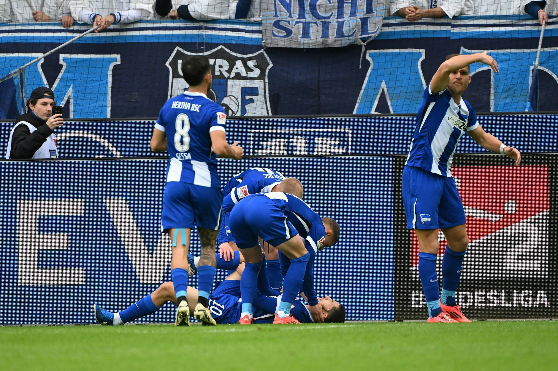 Ibo Maza liegt nach seinem Tor zum 1:0 für Hertha BSC beim KSC mit Schmerzen am Boden. Zum Glück hat sich der Youngster nicht schwerer verletzt.&nbsp;