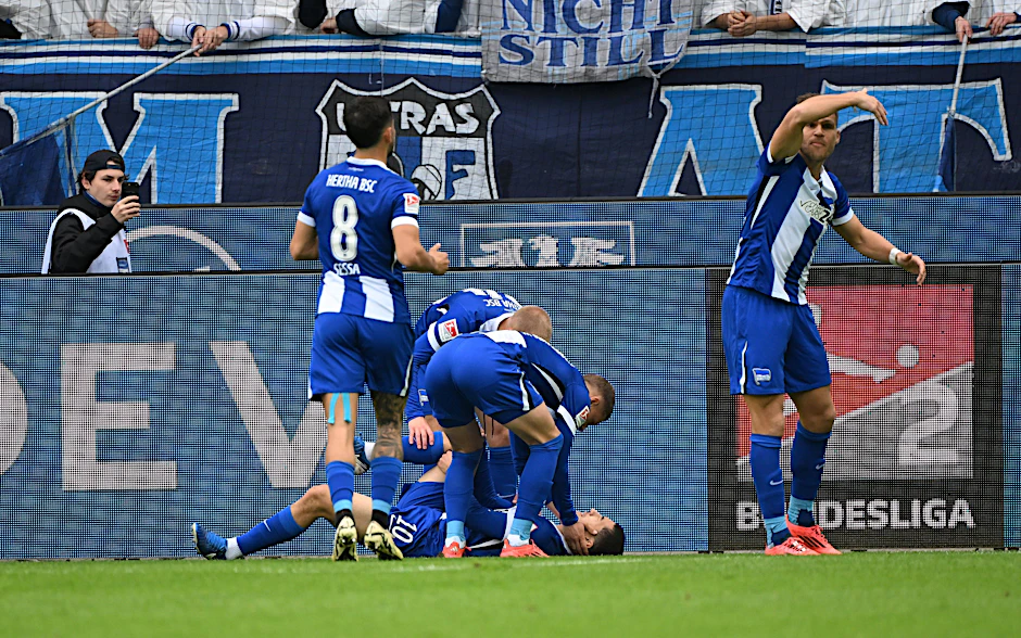 Ibo Maza liegt nach seinem Tor zum 1:0 für Hertha BSC beim KSC verletzt am Boden und hält sich sein rechtes Knie. Flo NIederlechner winkt die Ärzte herbei.