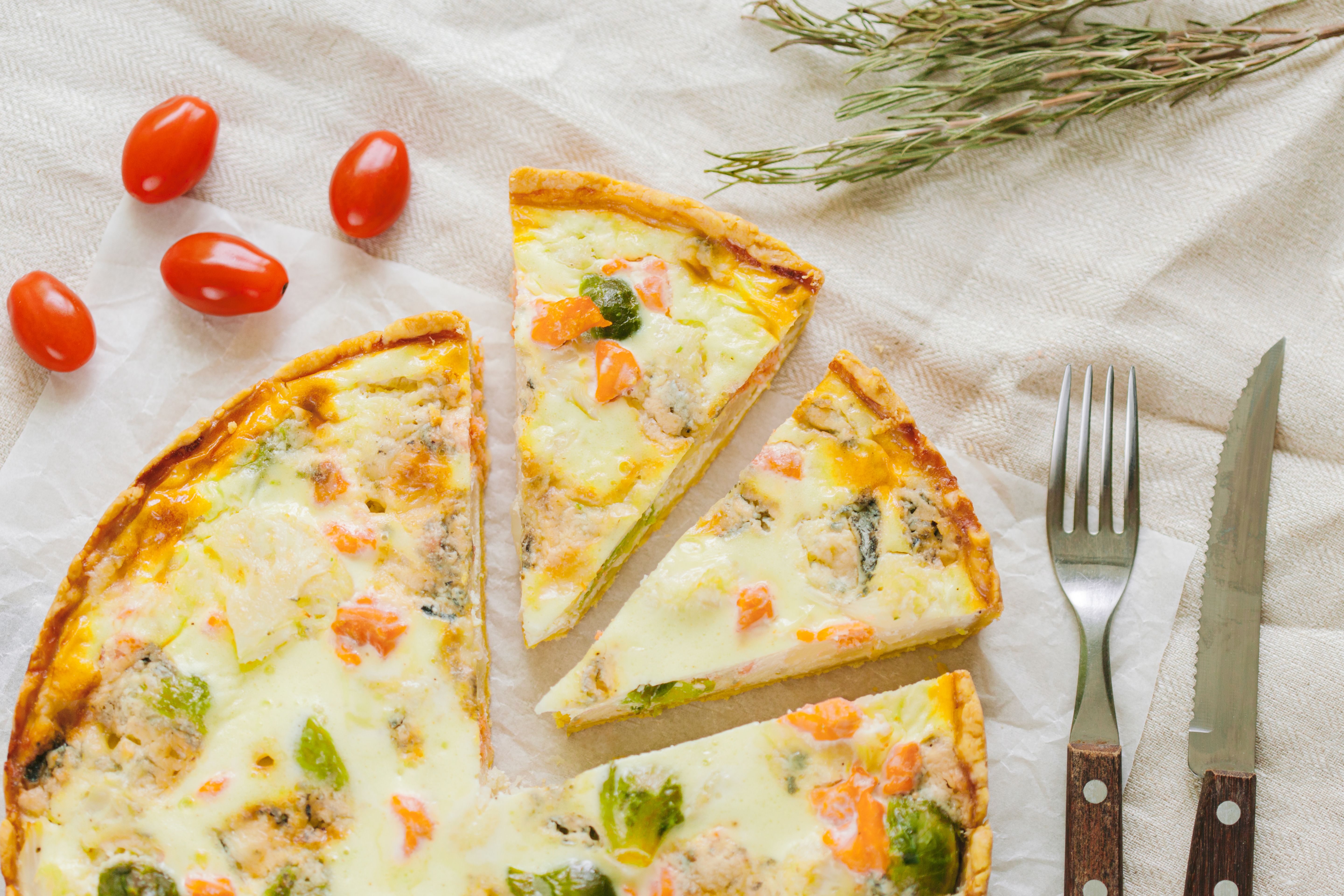 Rezept für Rosenkohl-Quiche mit Lachs. Herzhafter Kuchen für Genießer