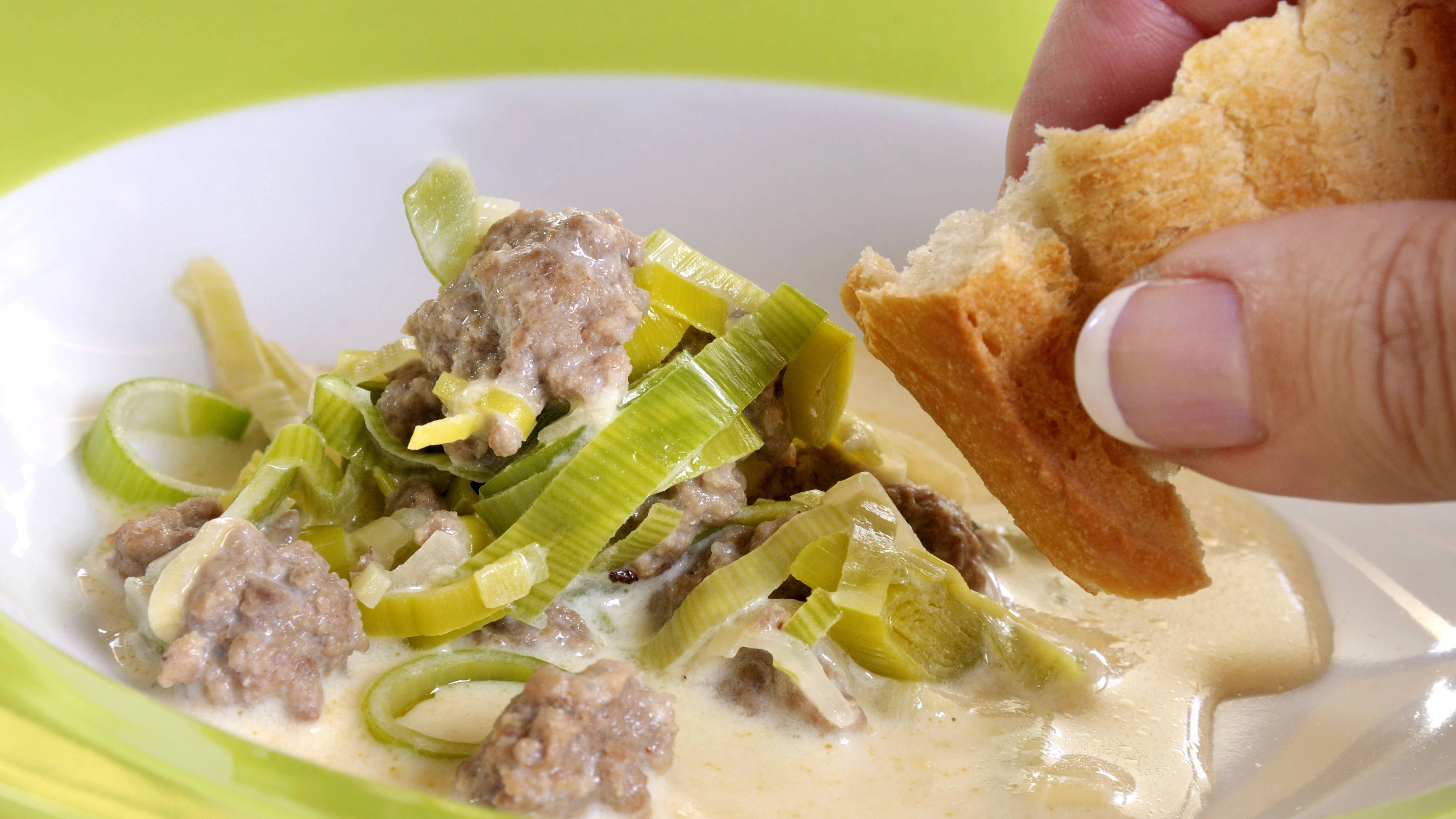 Hackfleisch-Lauch-Käsesuppe, dazu ofenfrisches Baguette-Brot – köstlich!