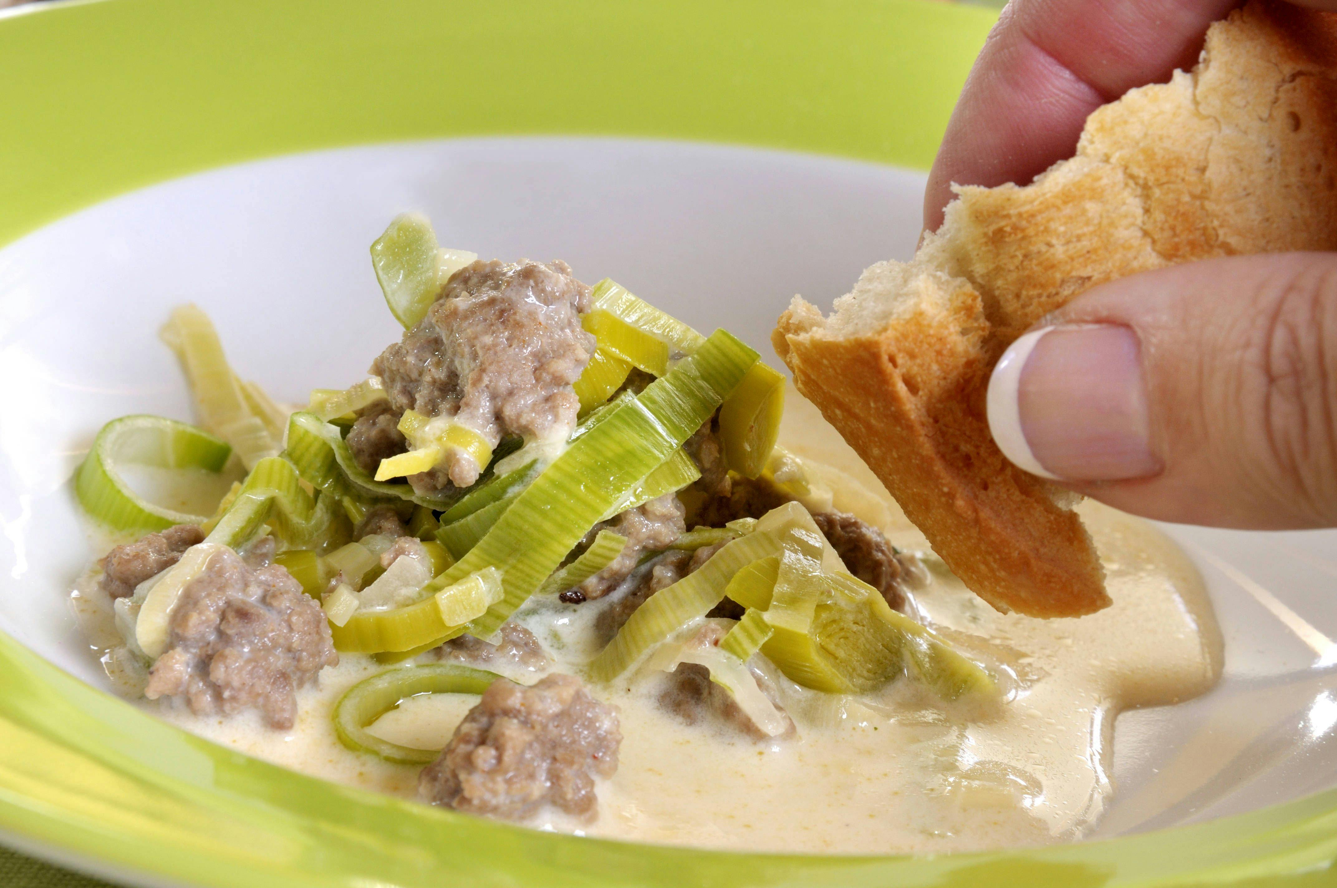 Rezept für deftig-cremige Harzer Käsesuppe – wie aus Omas Küche