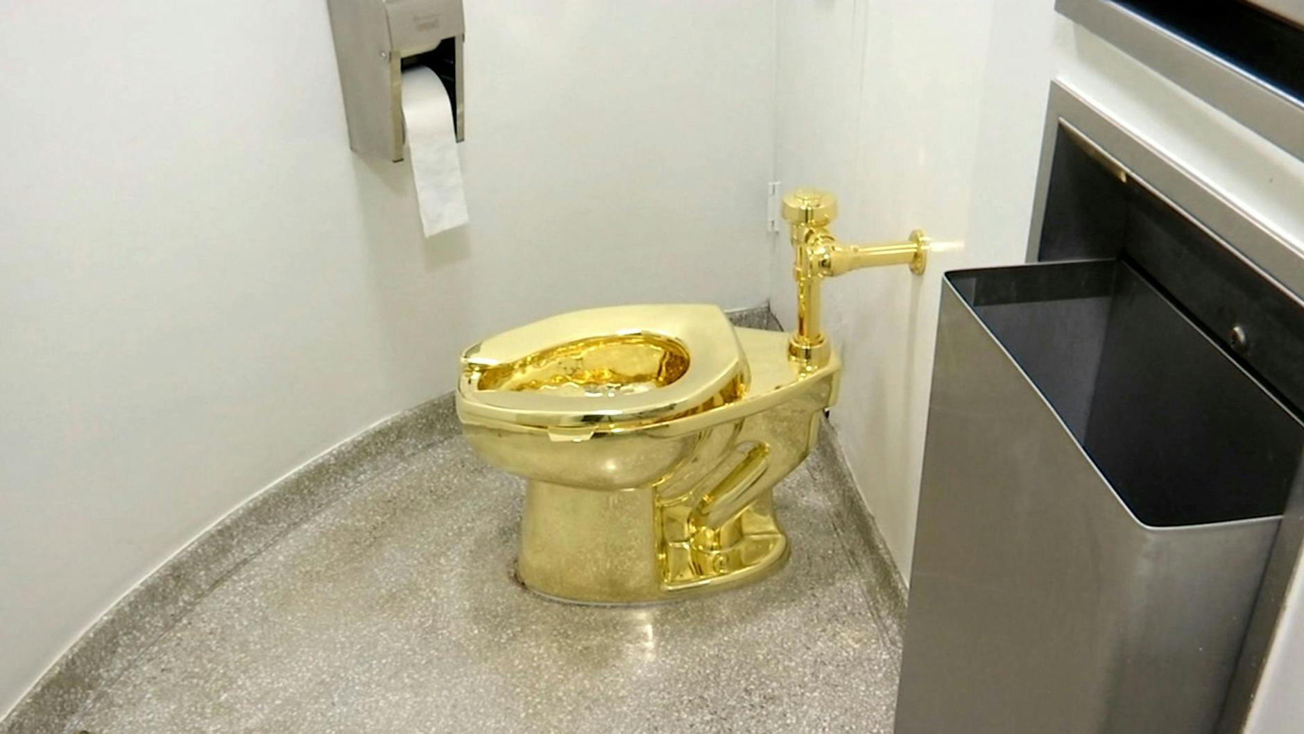 Das Tiefspül-Klo aus 18-karätigem Gold im New Yorker Guggenheim Museum. Künstler Maurizio Cattelan nannte sein Werk „America“.