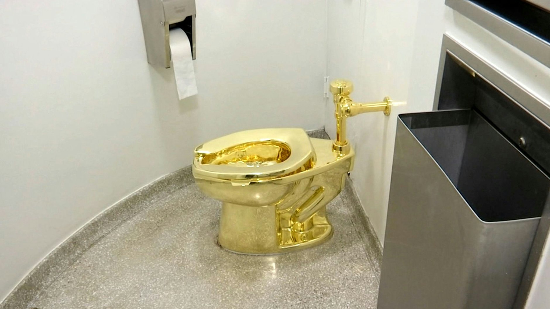 Das Tiefspül-Klo aus 18-karätigem Gold&nbsp;im New Yorker Guggenheim Museum. Künstler&nbsp;Maurizio Cattelan&nbsp;nannte sein Werk „America“.