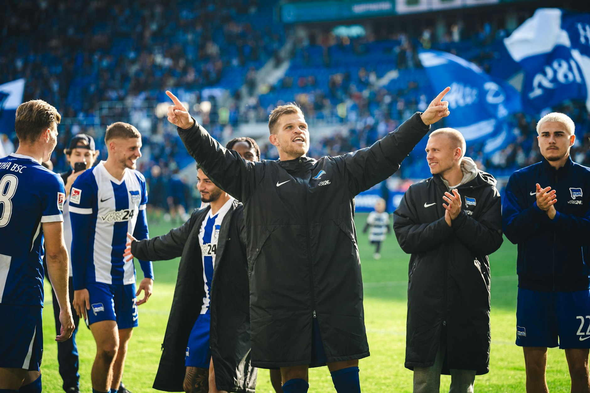 Stürmer Florian Niederlechner lässt sich nach seinem Tor zum 3:1 in Karlsruhe von Herthas Fans feiern.