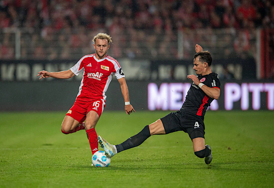 Bendecit Hollerbach (23) trifft gegen Frankfurt zum 1:1 und bringt den 1. FC Union zurück ins Spiel.