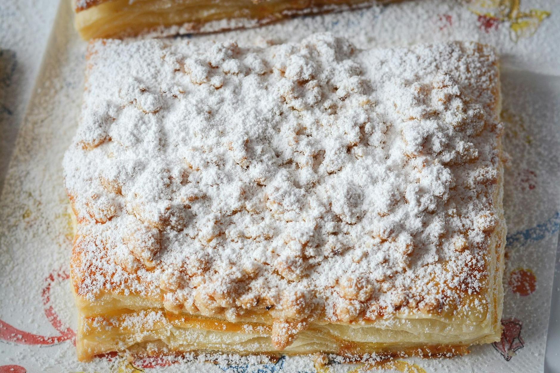 Lecker wie früher: Prasselkuchen mit Streuseln, Zuckerglasur oder Puderzucker ist die perfekte Kombination aus Gebäckstück und Streuselkuchen.