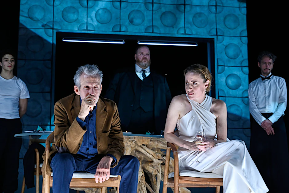 Haute-Cuisine-Krampf: „Das Dinner“ nach dem Roman von Herman Koch am Deutschen Theater mit Ulrich Matthes als Paul und Maren Eggert als Claire.