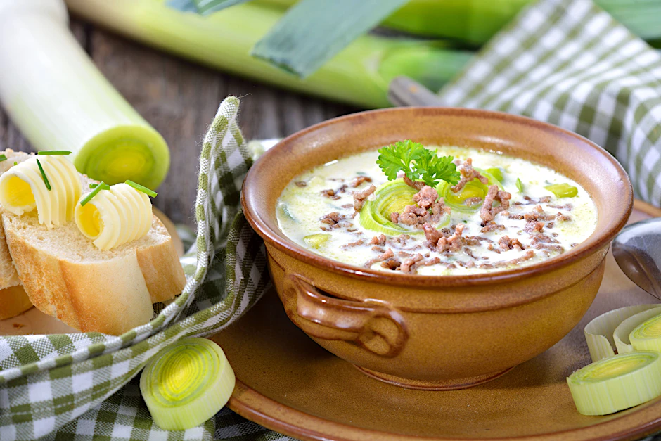 Hackfleisch, Lauch, Schmelzkäse und Crème fraîche - Harzer Käsesuppe ist schnell gemacht und ein toller deftig-cremiger Genuss. Hier unser Rezept: