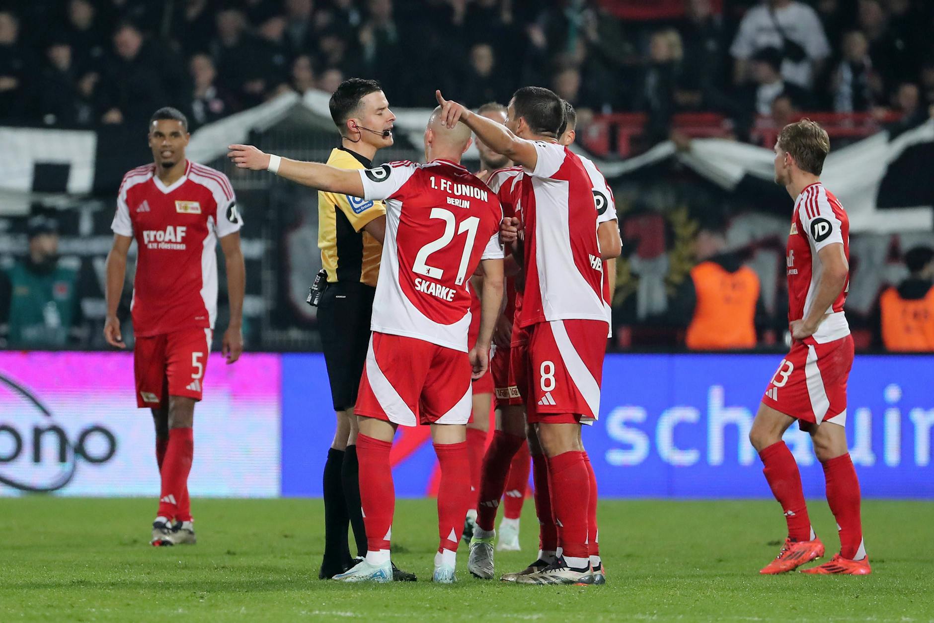 Im Mittelpunkt: Schiedsrichter Harm Osmers steht nach dem 1:1 des 1. FC Union gegen Eintracht Frankfurt in der Kritik.