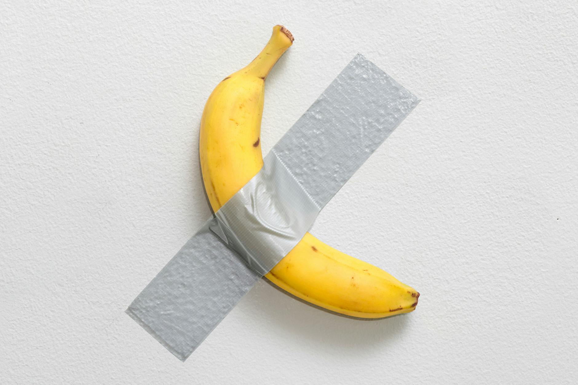 Eine mit Klebeband an die Wand geklebte Banane, das Kunstwerk "Comedian"von Maurizio Cattelan.