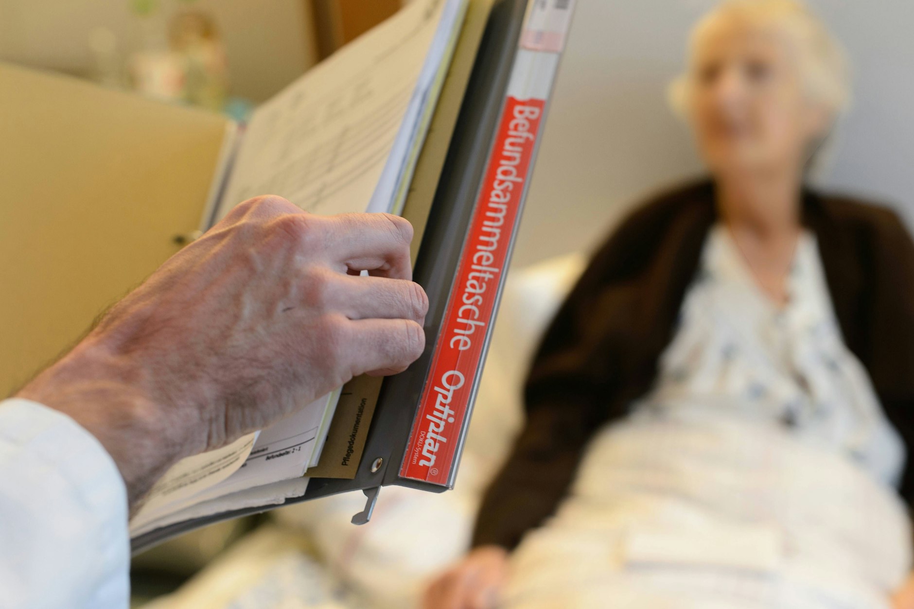 Ein Arzt bei einem Patientenbesuch (Symbolfoto)
