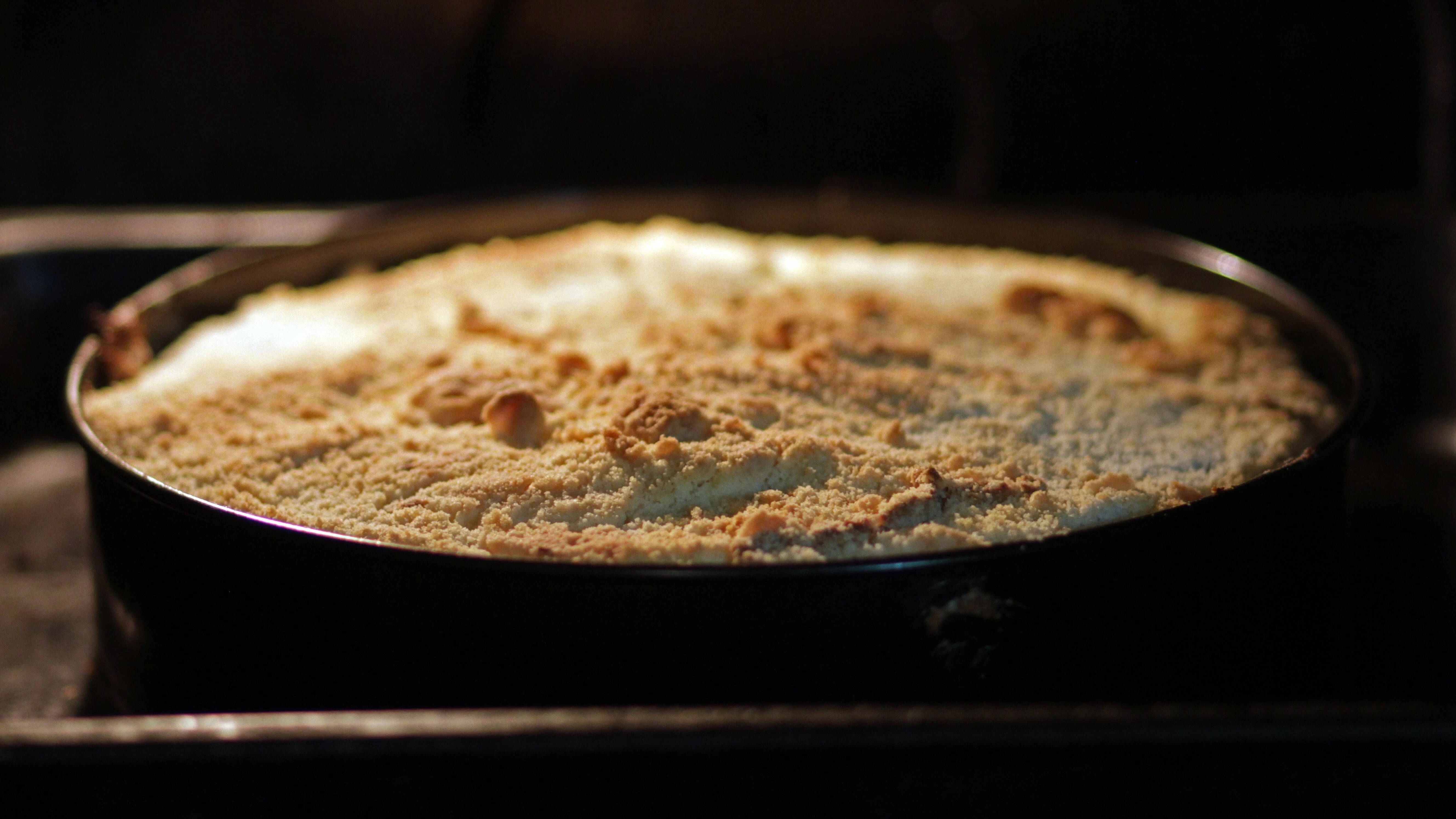 Unser Rezept für Mohnkuchen mit Streuseln ist einfach perfekt für einen gemütlichen Sonntag auf dem Sofa. 