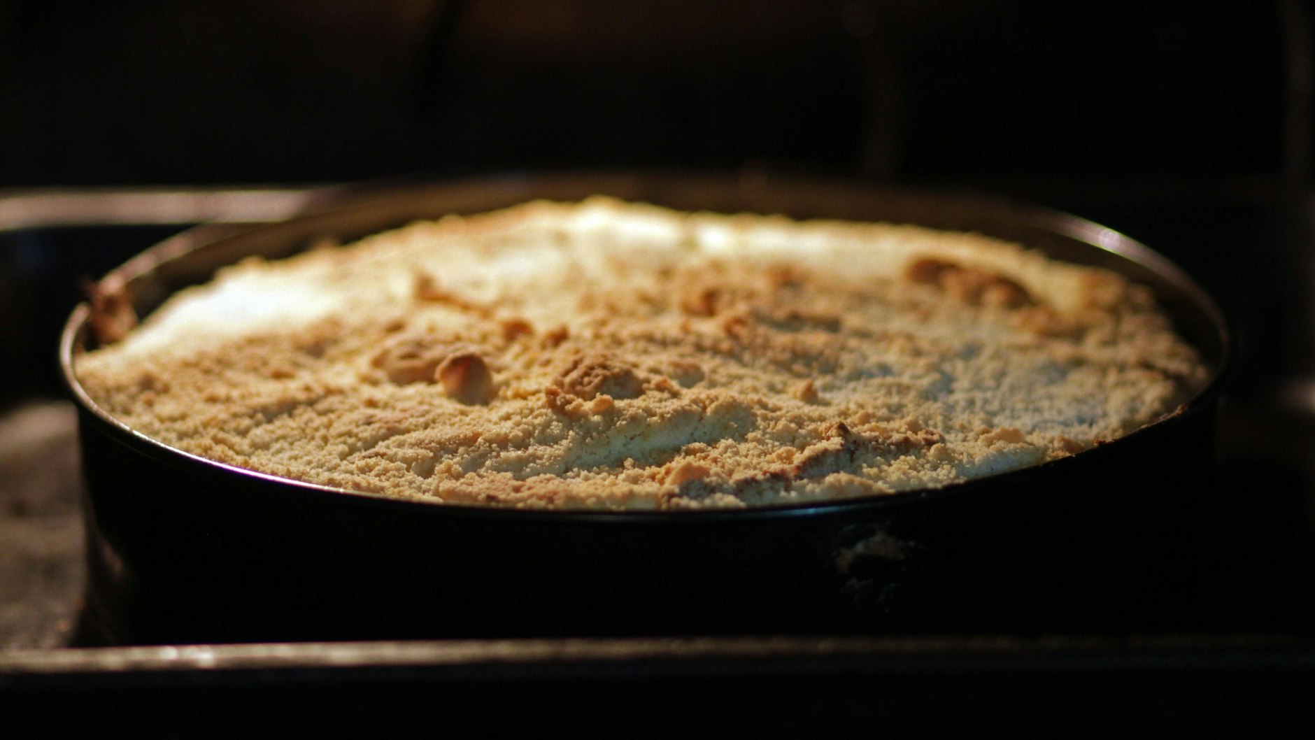 Unser Rezept für Mohnkuchen mit Streuseln ist einfach perfekt für einen gemütlichen Sonntag auf dem Sofa. 