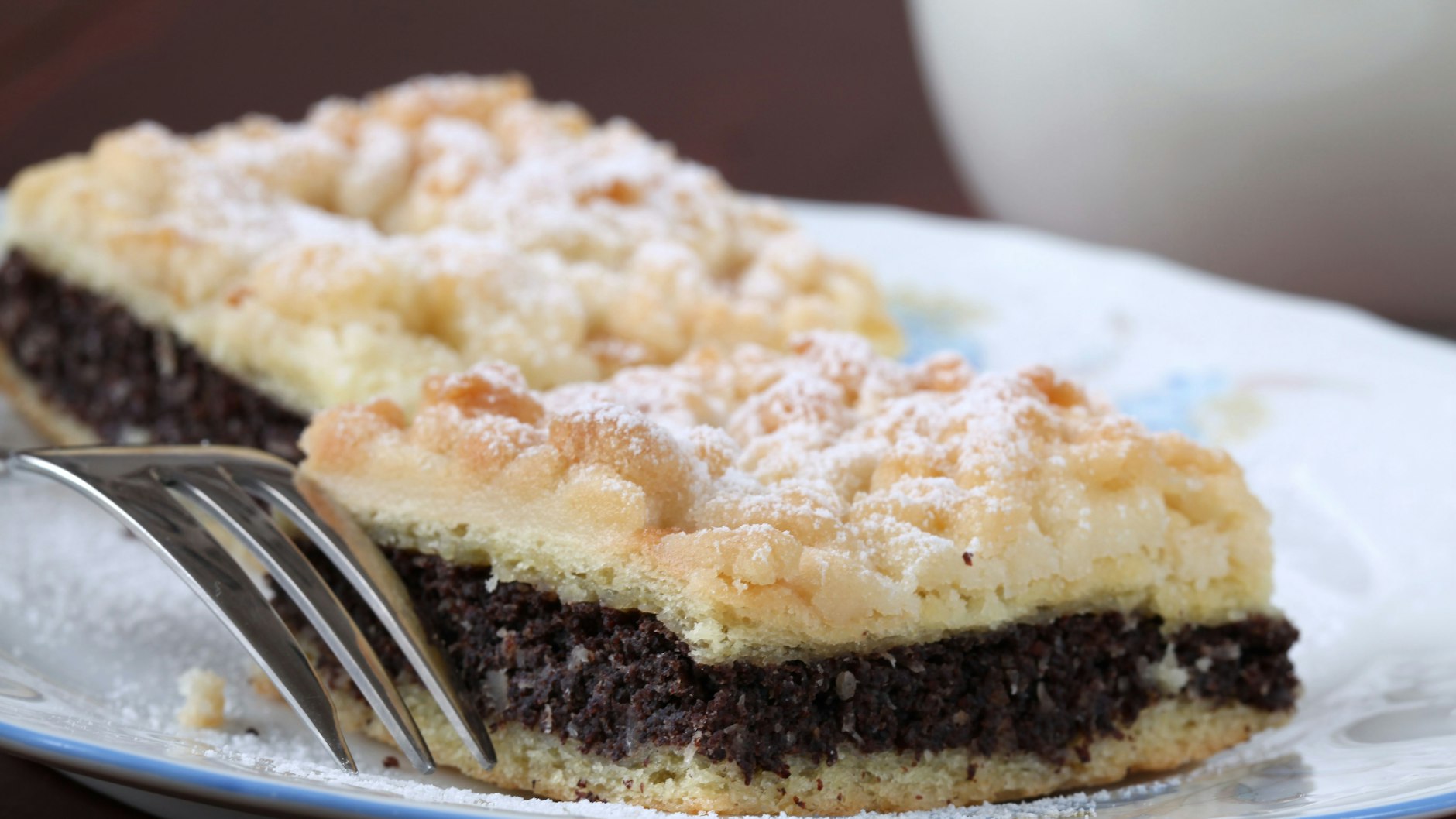 Viele lieben Mohnkuchen - deshalb gibt es das Gebäck in zahlreichen Varianten, ob mit oder ohne Pudding.