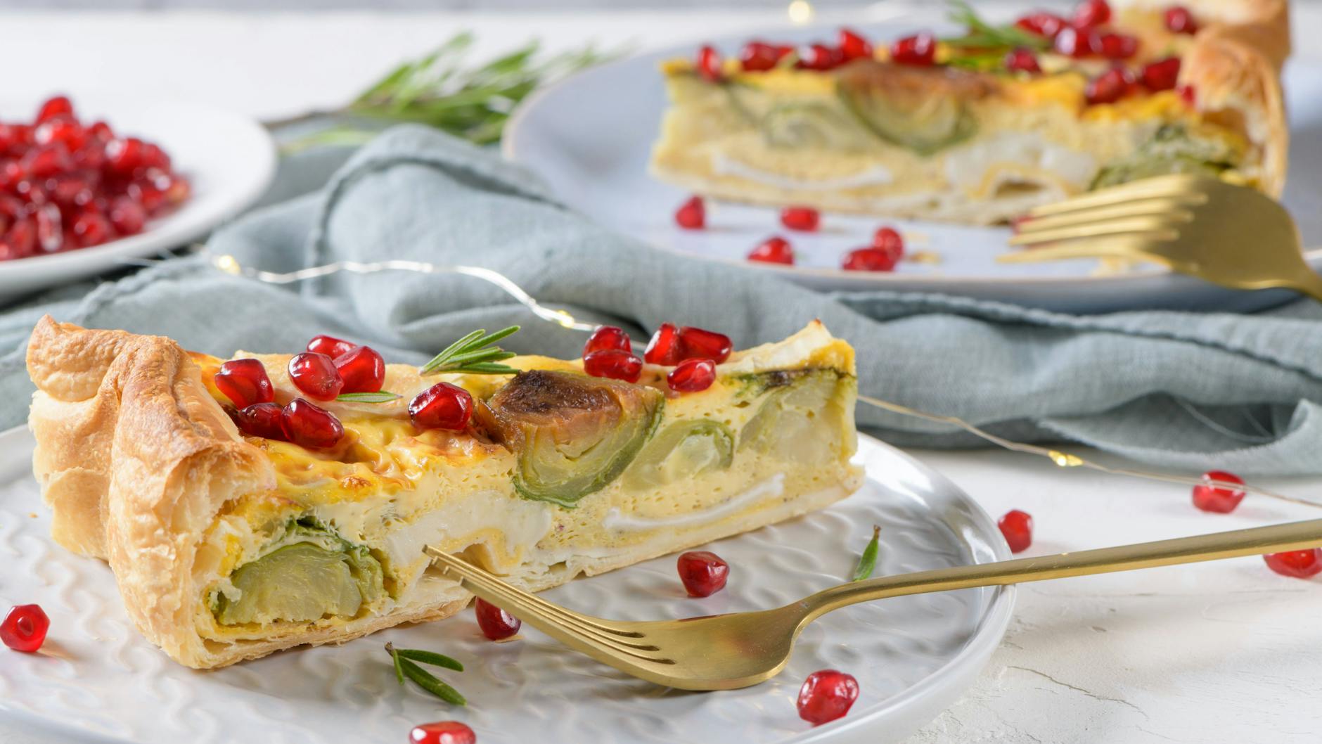 Hier wurde die Rosenkohl-Quiche mit Granatäpfelkernen garniert. 