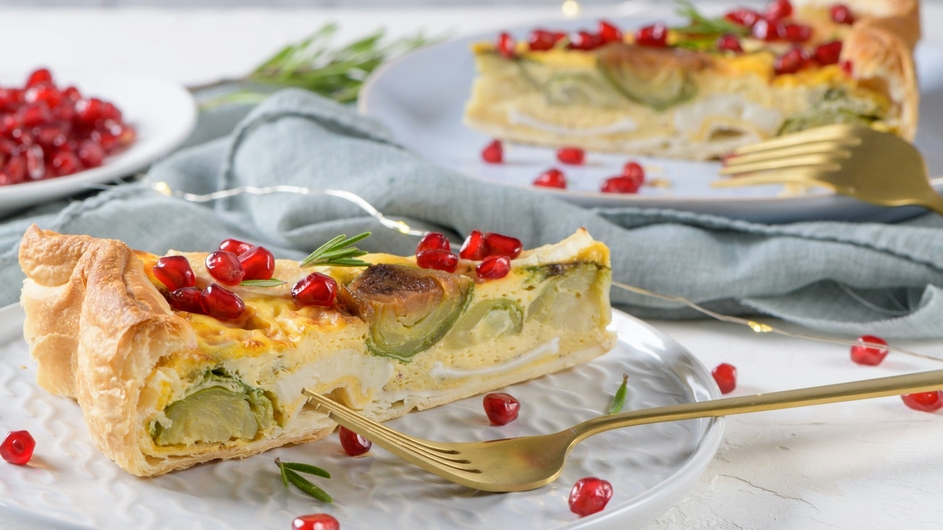 Hier wurde die Rosenkohl-Quiche mit Granatäpfelkernen garniert.&nbsp;