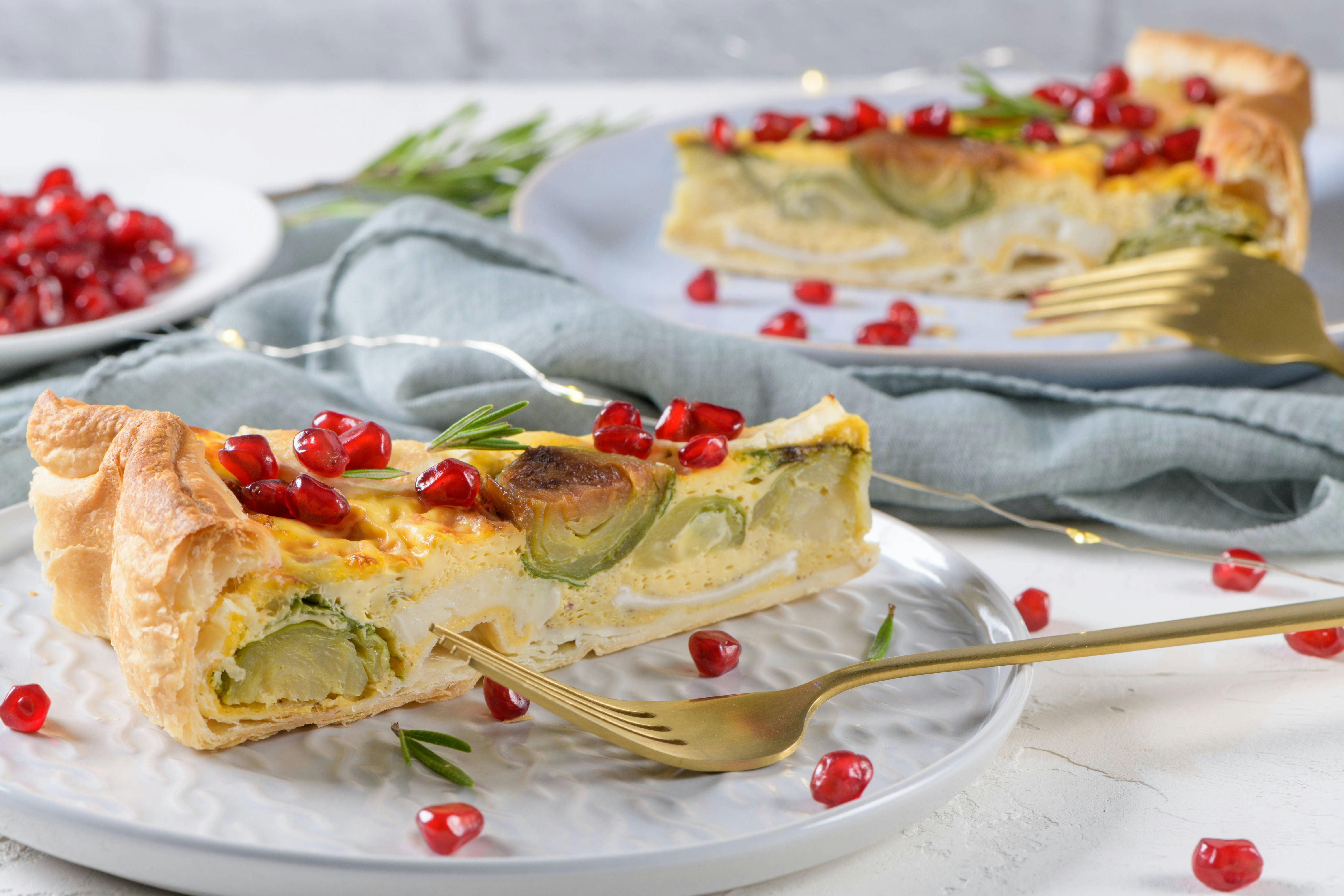 Rezept für Rosenkohl-Quiche mit Lachs. Herzhafter Kuchen für Genießer
