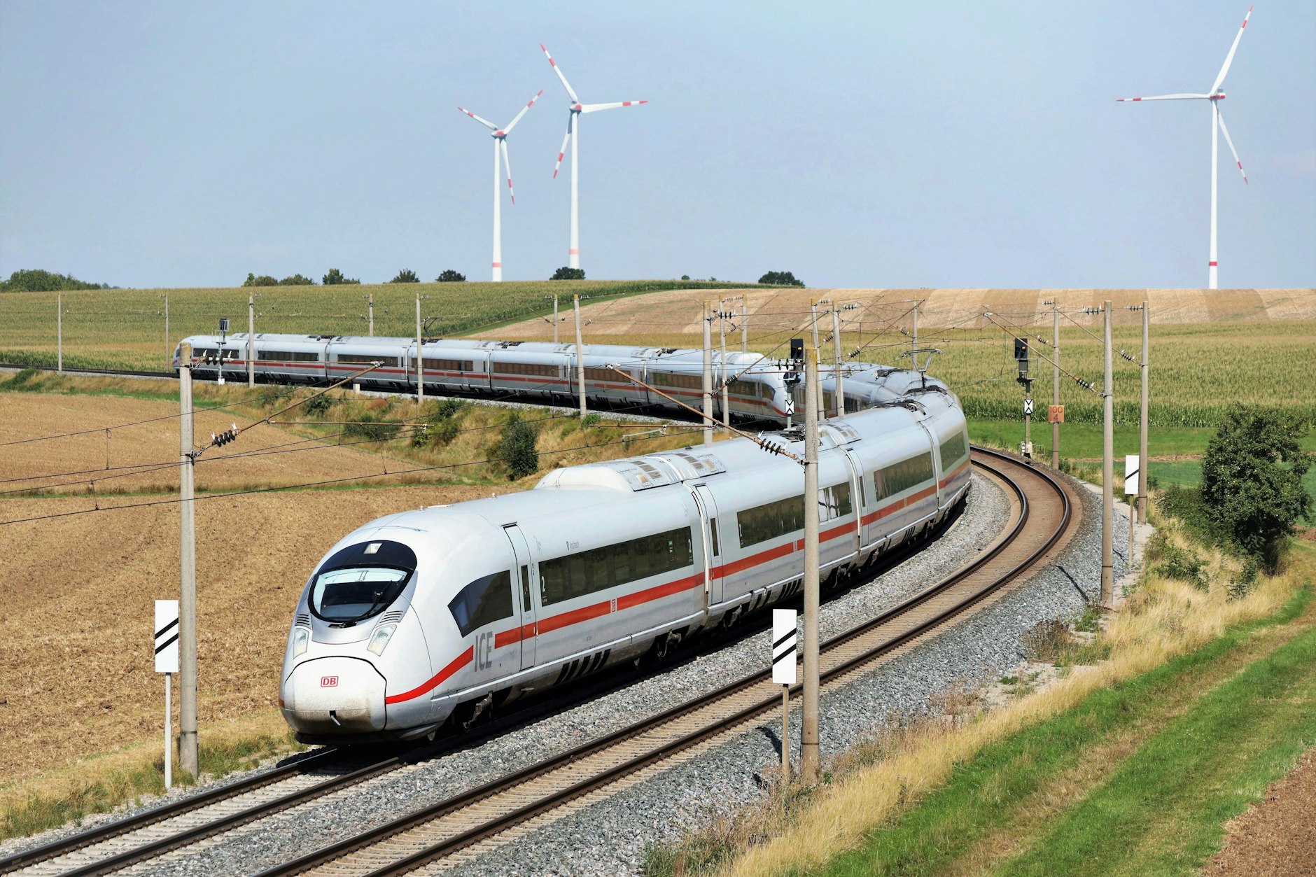 Mit Tempo 320 durch Frankreich: Ein Intercity Express (ICE) der Baureihe 407 ist in Doppeltraktion unterwegs. Ein solcher Zug wird ab 16. Dezember 2024 zwischen Berlin und Paris eingesetzt.