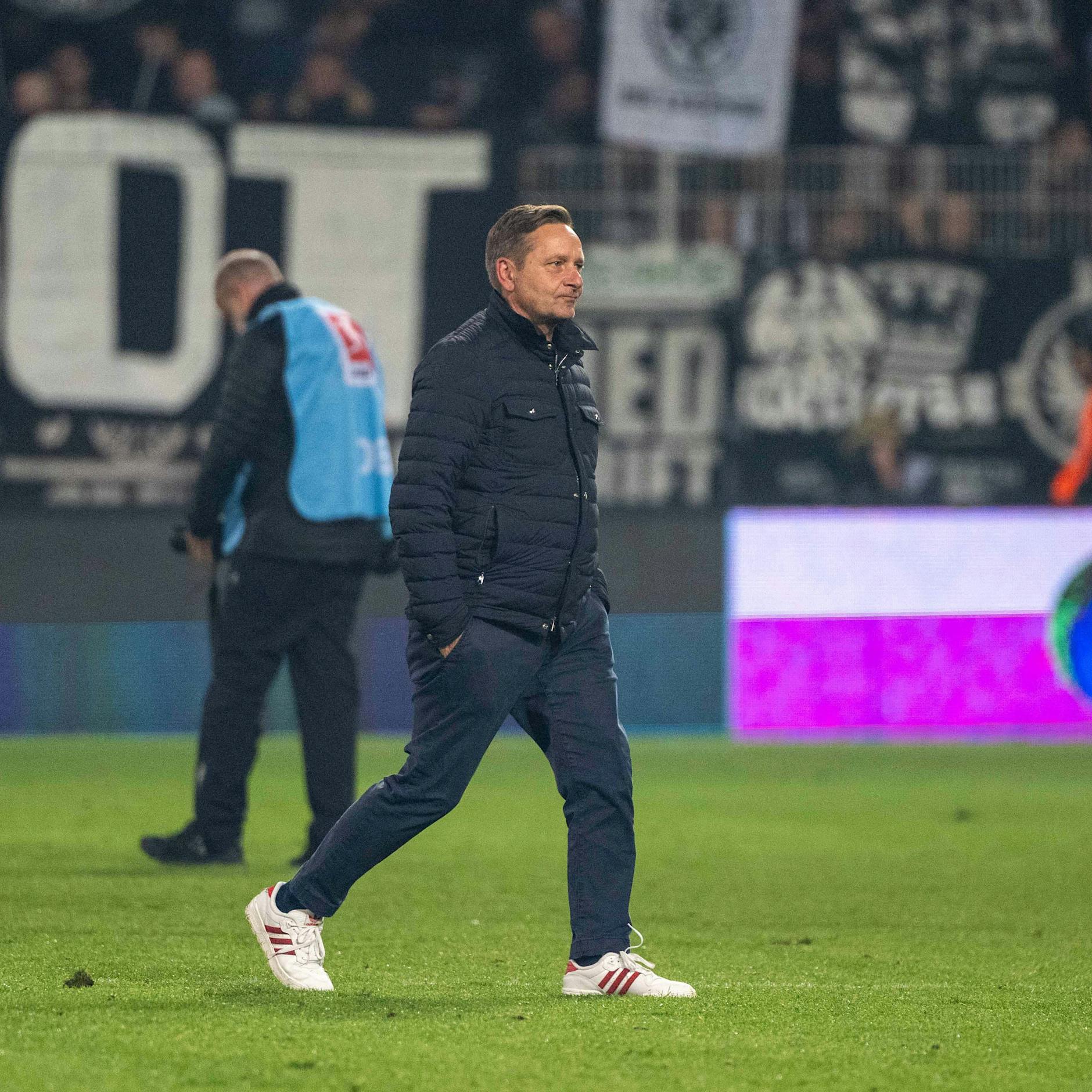 „Peinlich“ und „fassungslos“: Union-Manager Heldt poltert nach VAR-Drama!