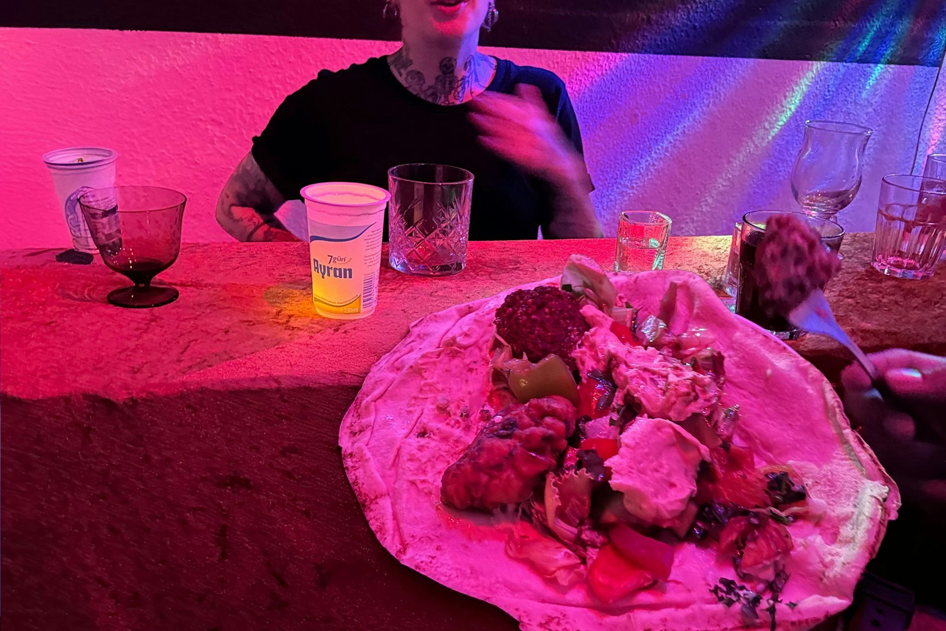 Stimmungsvolles Licht und Döner sollen Singles in Flirt-Laune bringen. 