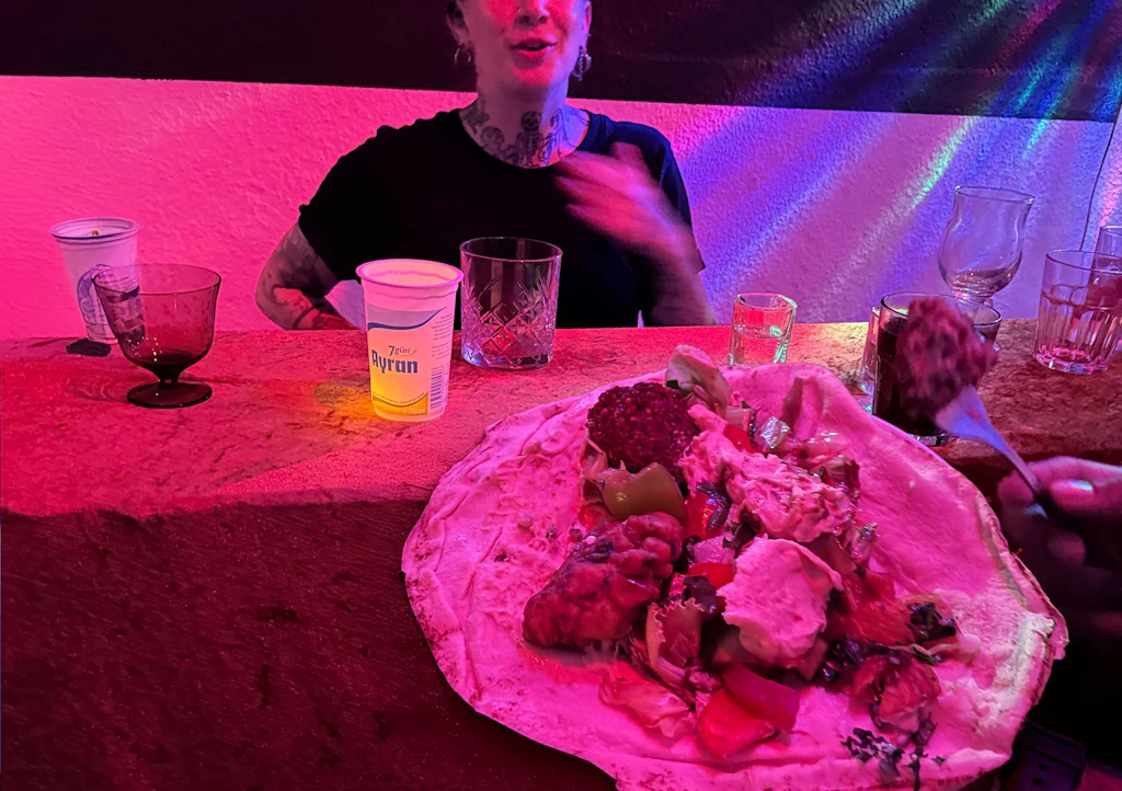 Kerzenlicht und Döner: Neues Dating-Angebot für Berliner Singles