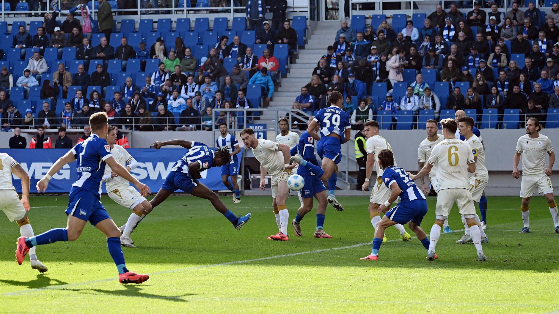 Optische Täuschung? Deyo Zeefuik wollte eigentlich mit dem Kopf an den Ball, doch er traf mit dem Knie zum 2:1 gegen Karslruhe. 