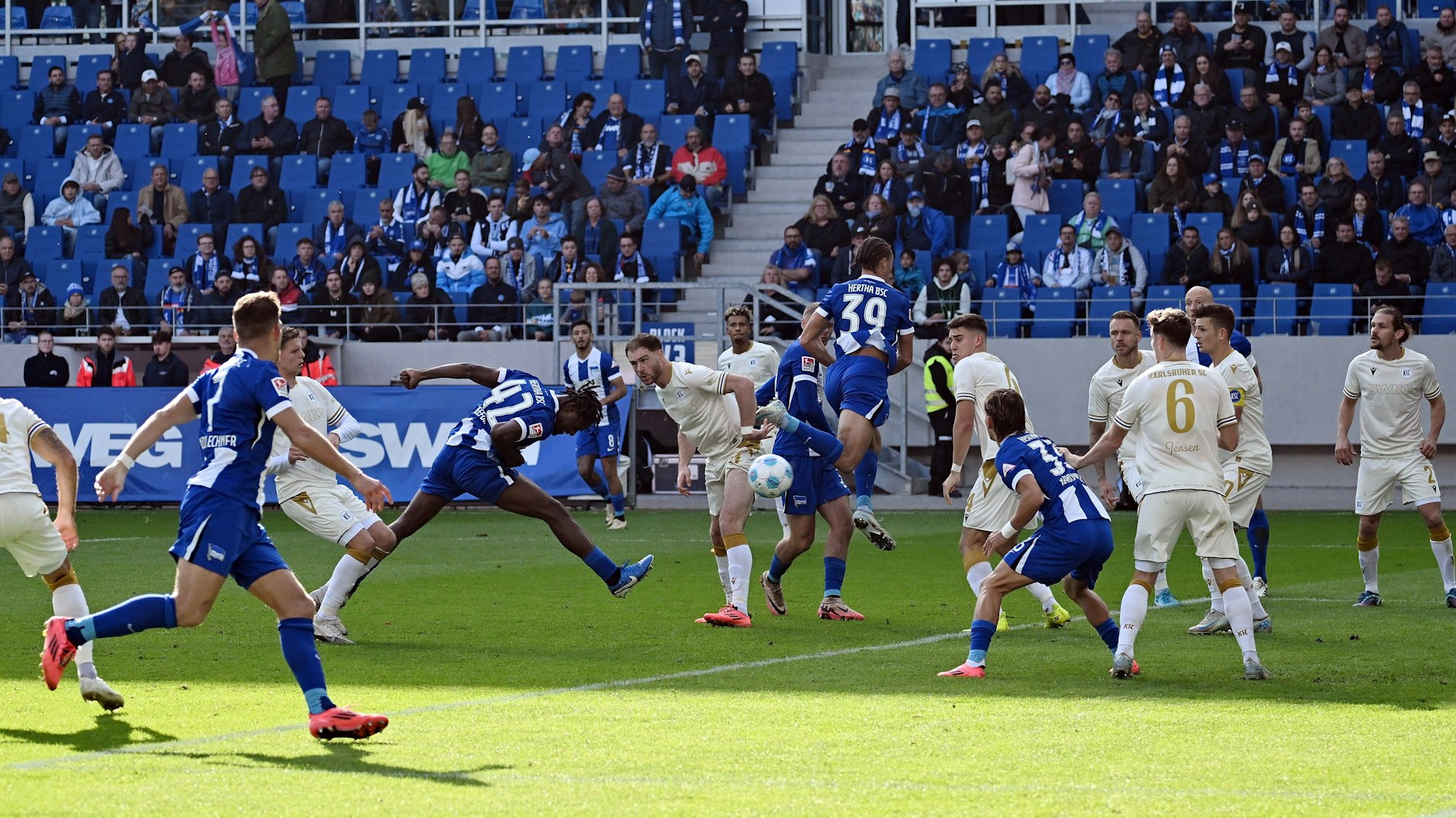 Optische Täuschung? Deyo Zeefuik wollte eigentlich mit dem Kopf an den Ball, doch er traf mit dem Knie zum 2:1 gegen Karslruhe.&nbsp;