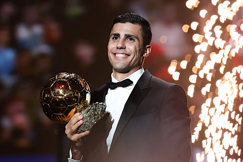 Der spanische Mittelfeldspieler Rodri von Manchester City erhält den Ballon d