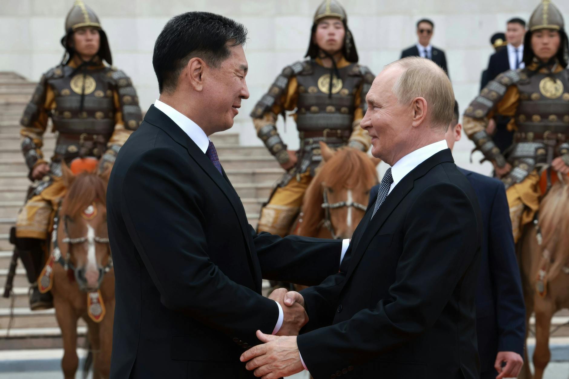 Der mongolische Staatspräsident Ukhnaa Khurelsukh begrüßt Anfang September Wladimir Putin in Ulan Bator.