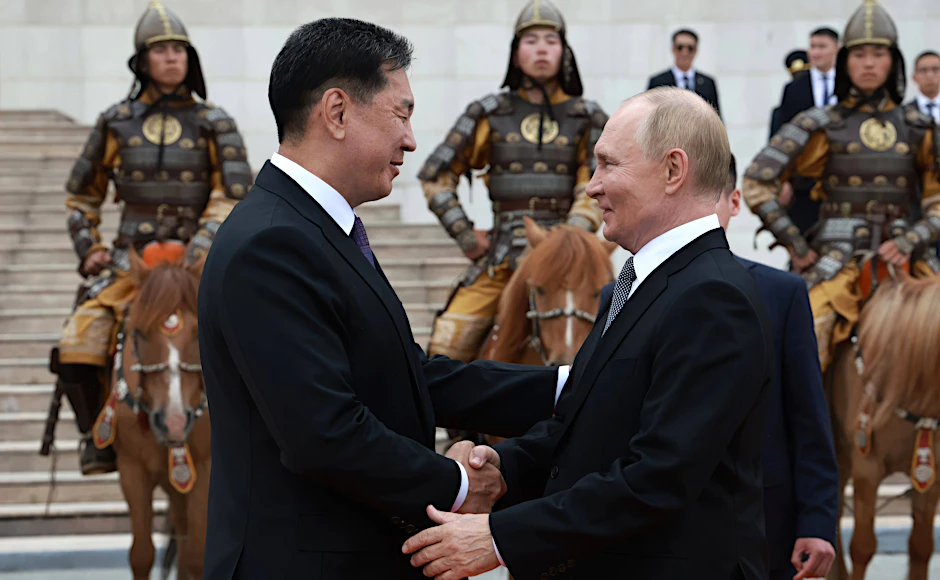 Der mongolische Staatspräsident Ukhnaa Khurelsukh begrüßt Anfang September Wladimir Putin in Ulan Bator.