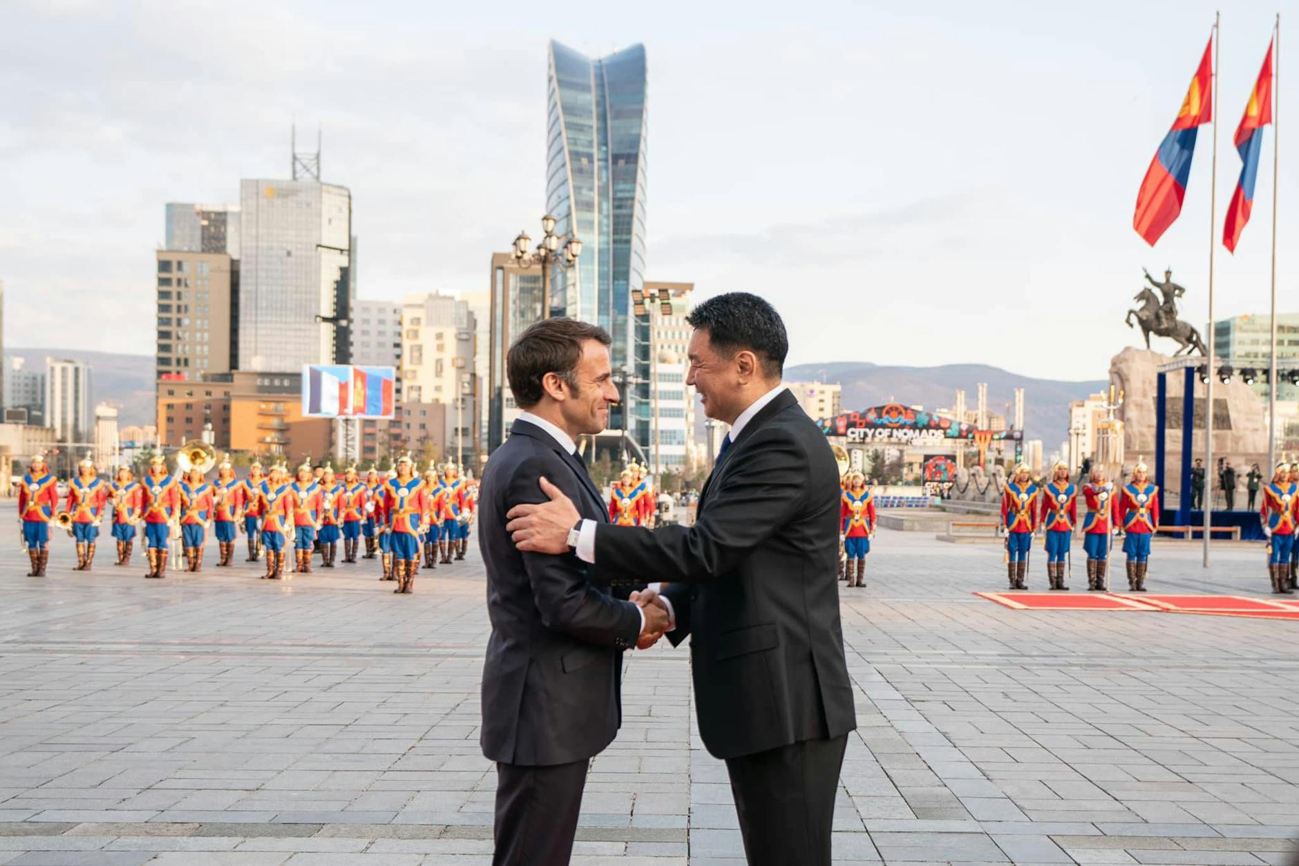 Auch Frankreichs Staatspräsident Emmanuel Macron (l.) war in diesem Jahr schon dienstlich in der Mongolei, führte dabei Gespräche mit Ukhnaa Khurelsukh.